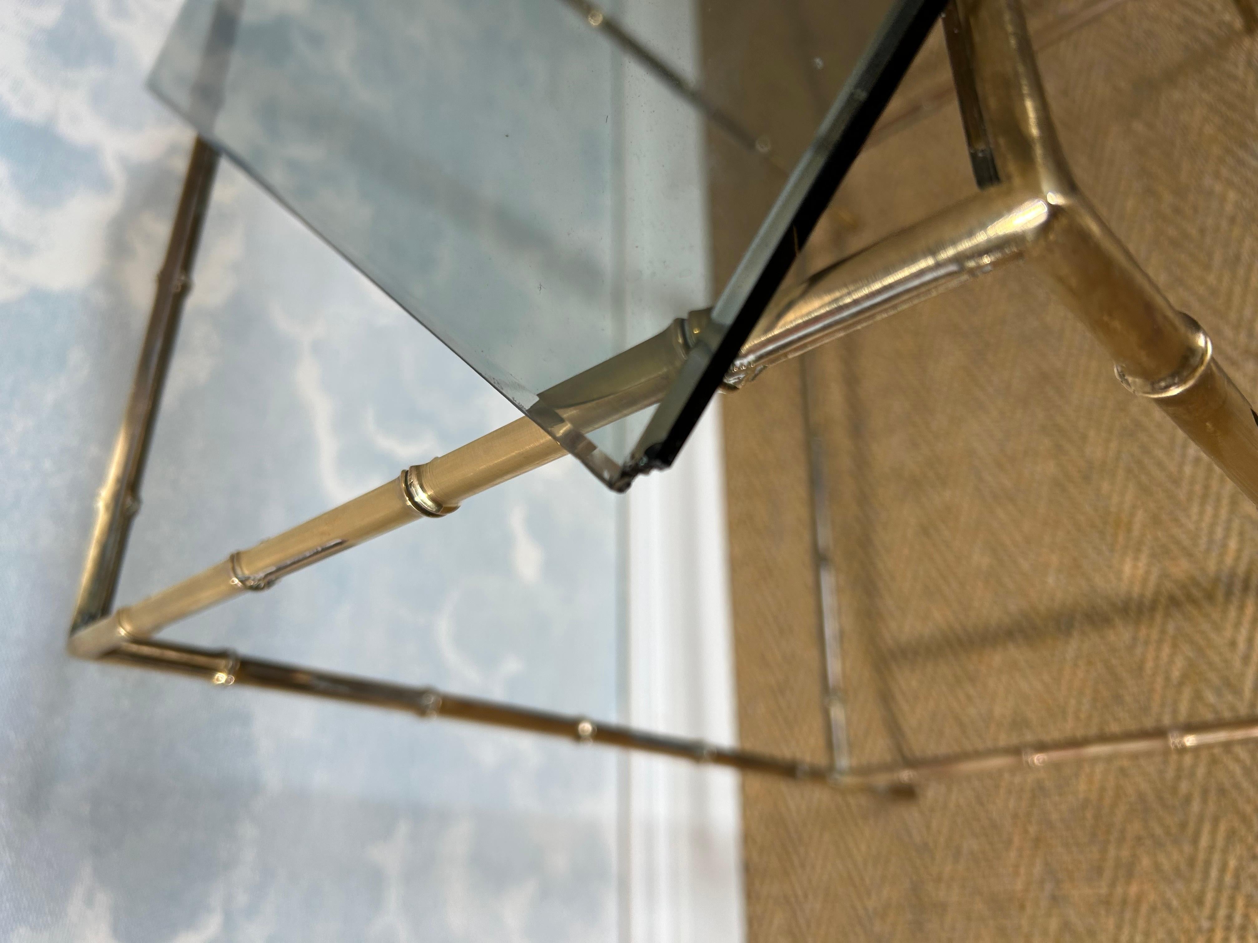Ottone Tavolino in finto bambù con vetro fumé su struttura in ottone, stile Maison Jansen in vendita