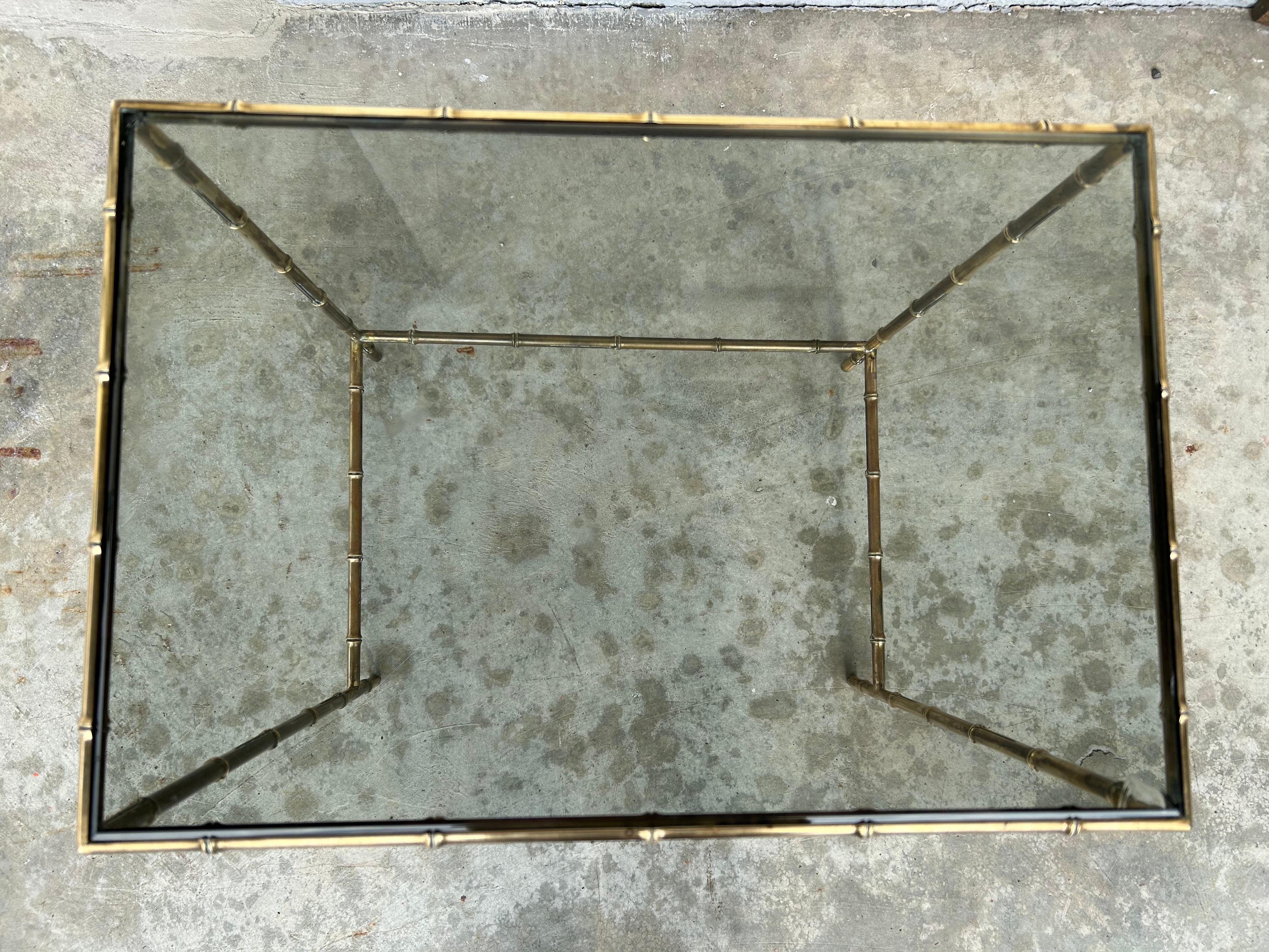 Tavolino in finto bambù con vetro fumé su struttura in ottone, stile Maison Jansen in vendita 1