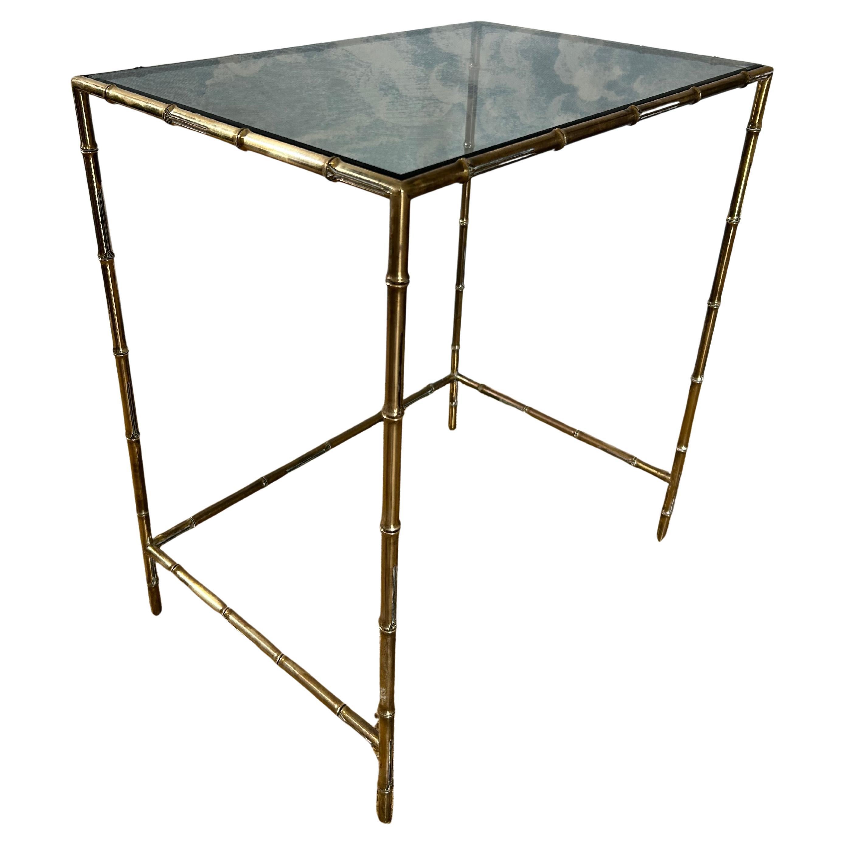 Tavolino in finto bambù con vetro fumé su struttura in ottone, stile Maison Jansen in vendita