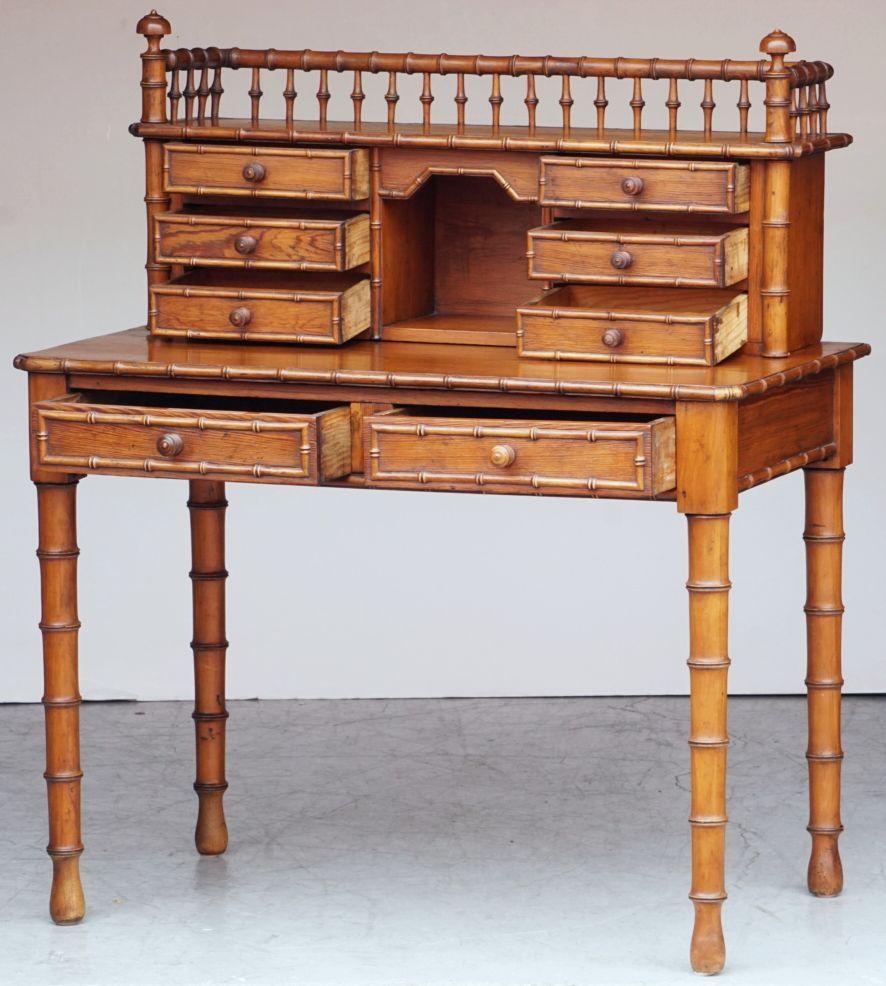  Escritoire oder Schreibtischtisch aus blattförmigem Kiefernholz aus Frankreich (Holz) im Angebot