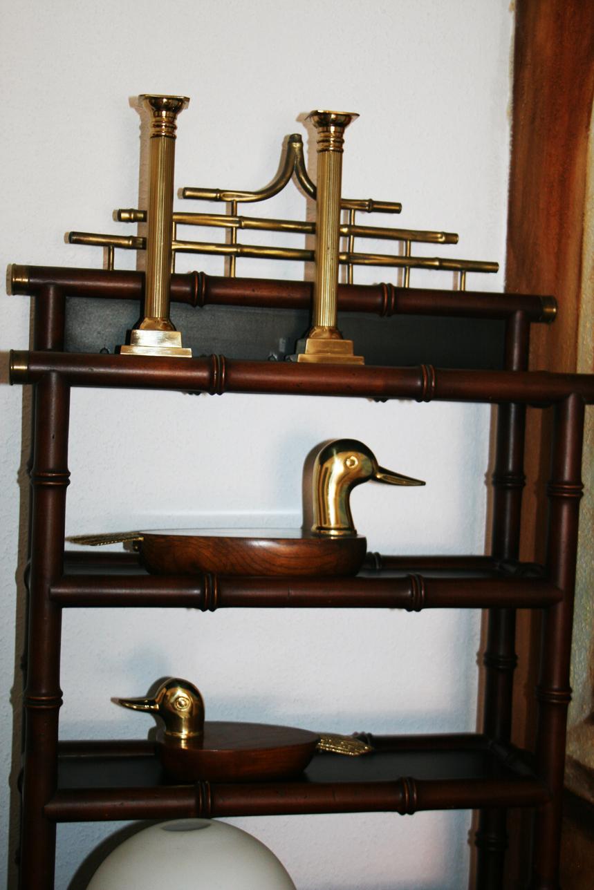 Spettacolare scaffale Pagoda in finto bambù e ottone Chippendale Chinoiserie in vendita 3