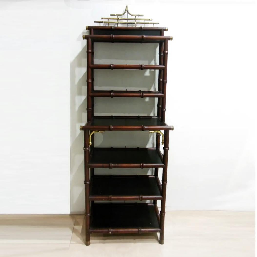 Inglese Spettacolare scaffale Pagoda in finto bambù e ottone Chippendale Chinoiserie in vendita