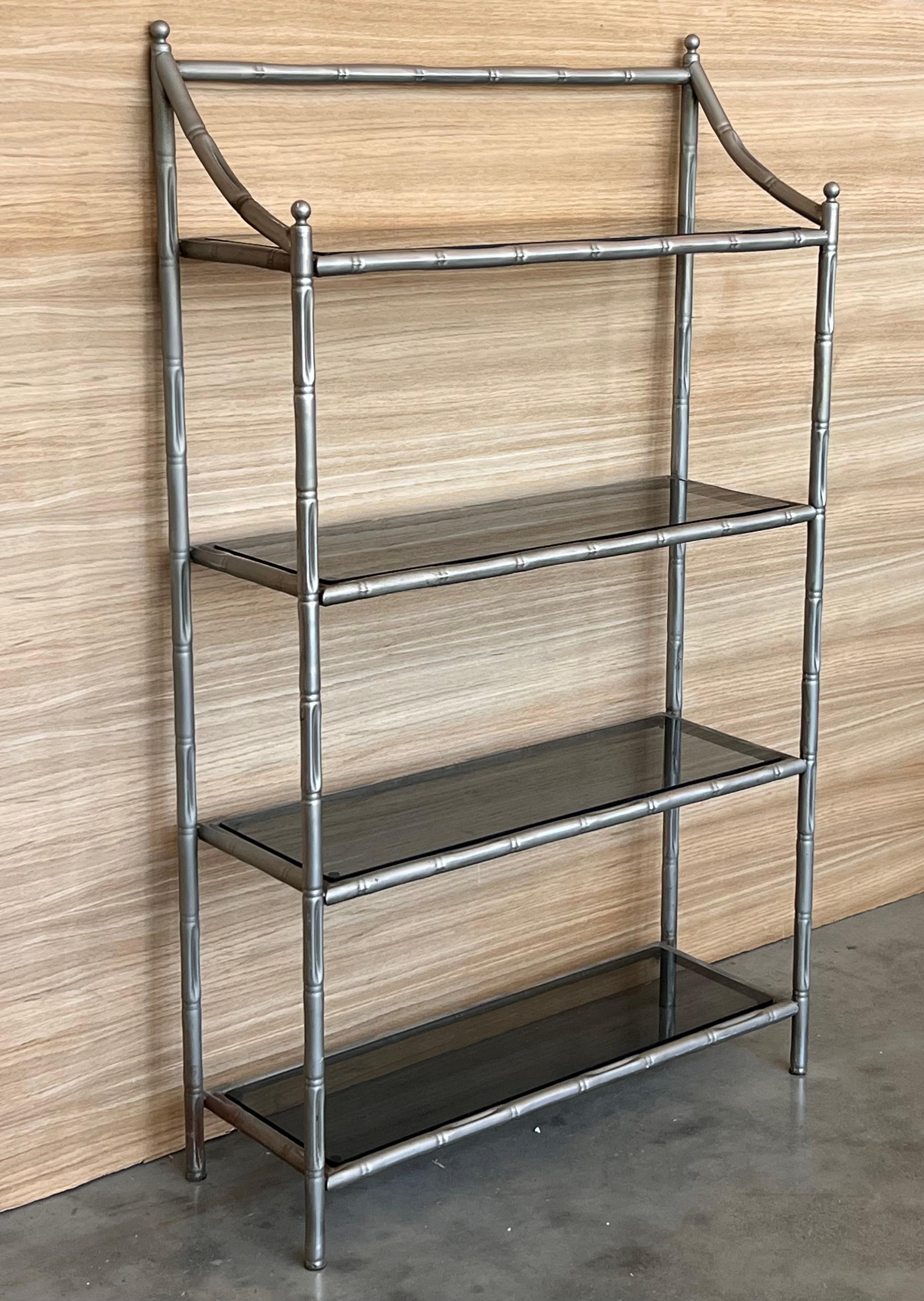 Mid-Century moderno Etagere in finto bambù con quattro ripiani e finitura cromata in vendita