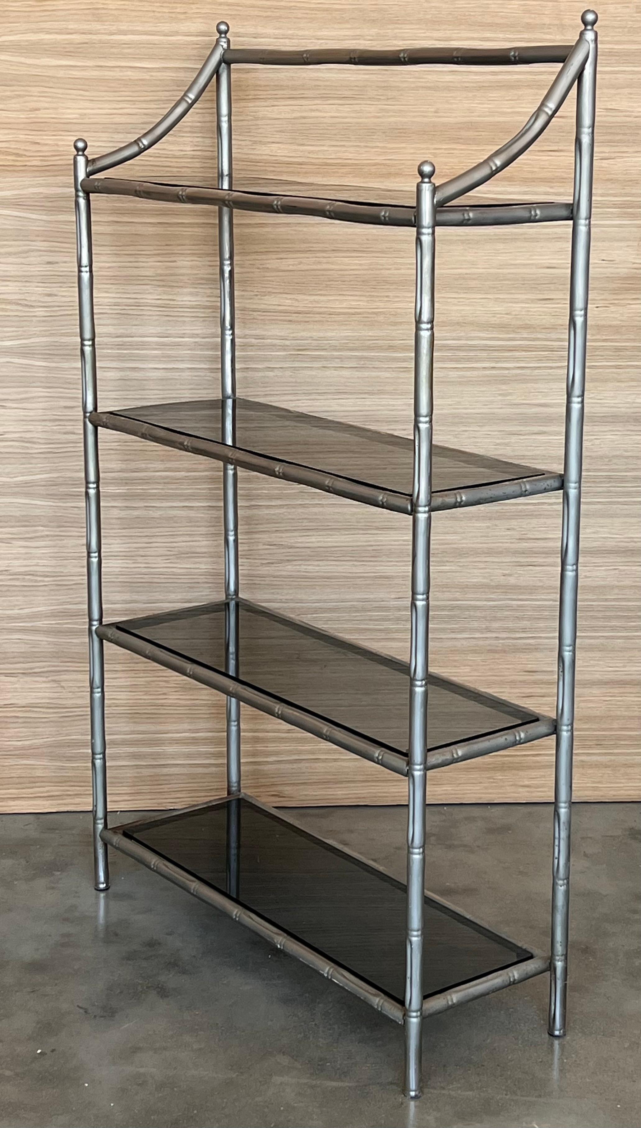 Etagere in finto bambù con quattro ripiani e finitura cromata In condizioni buone in vendita a Miami, FL
