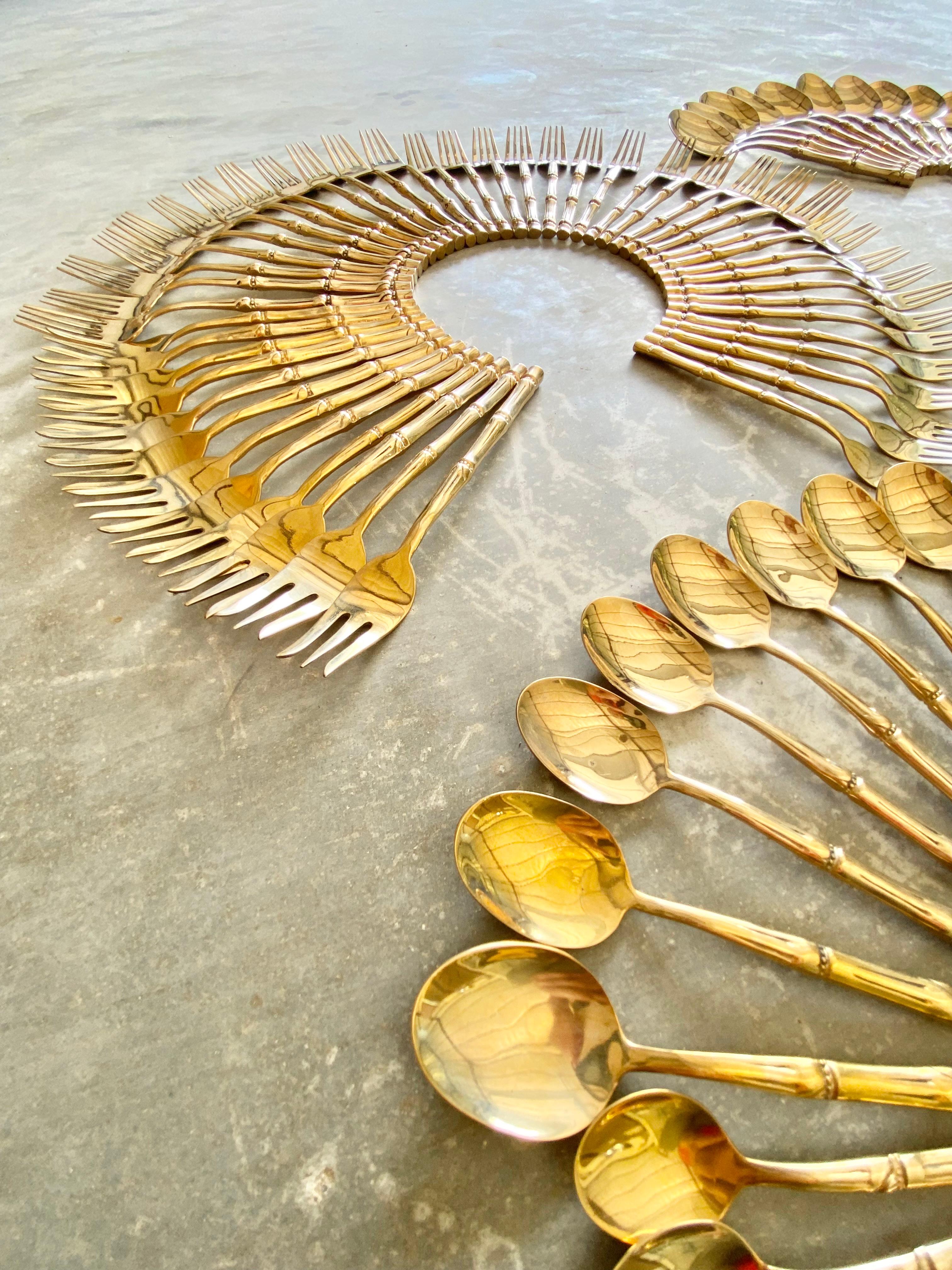 Faux Bambus Nickel Bronze Besteck in sehr schönen original Hartholz Aufbewahrungsbox. Dieses Set ist in ausgezeichnetem Zustand und besteht aus den folgenden (einhundertvierundvierzig) Teilen:  

Zwölf Tafelmesser 
Zwölf Steak-Messer 
Zwölf