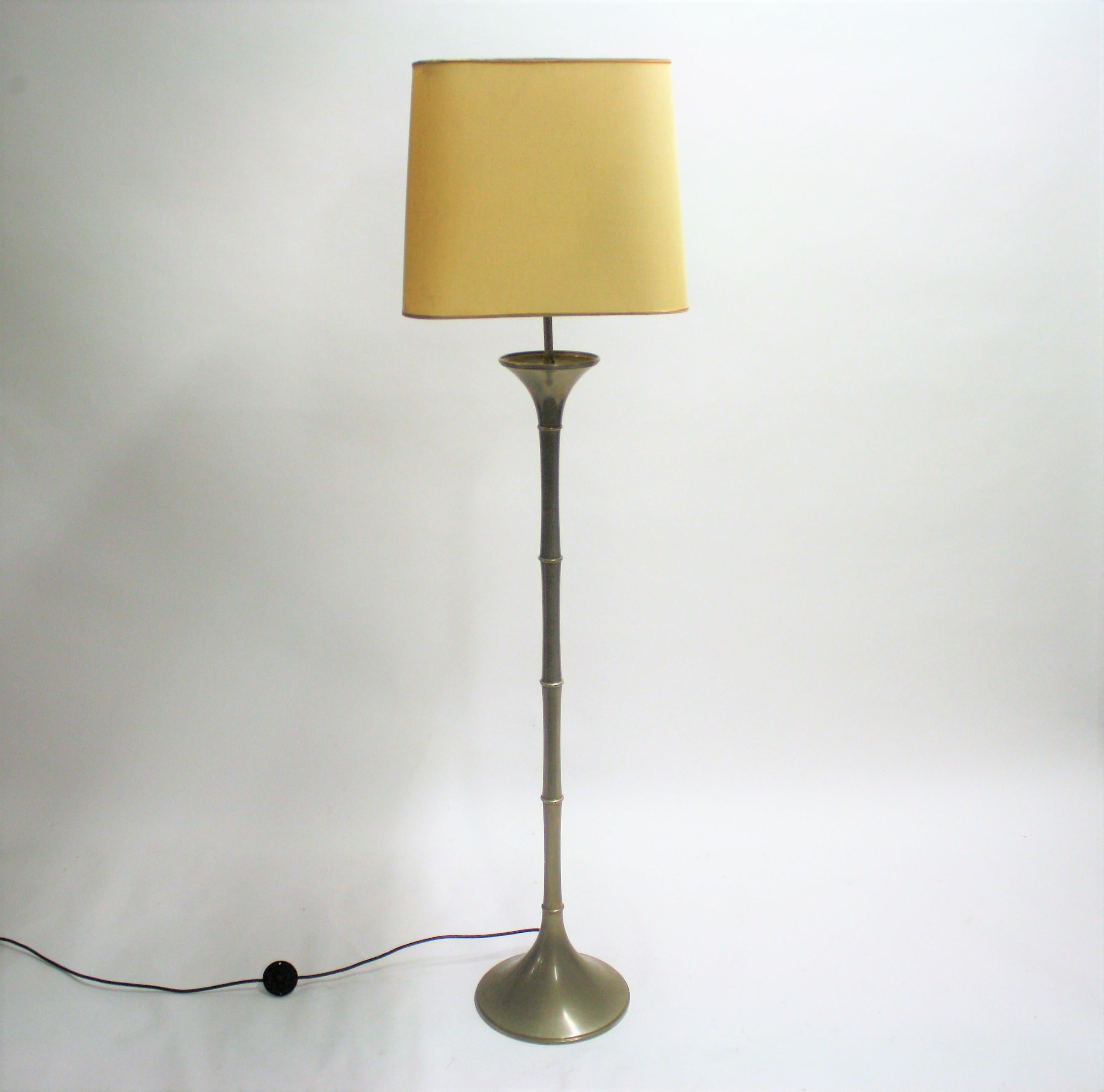 This ML 1 F 'Bamboo' floor lamp was designed by Ingo Maurer and manufactured in Germany in 1968

Good condition.

Comes with a vintage fabric shade.

Tested and ready to use with two regular E26/E27 light bulbs.

1968s,