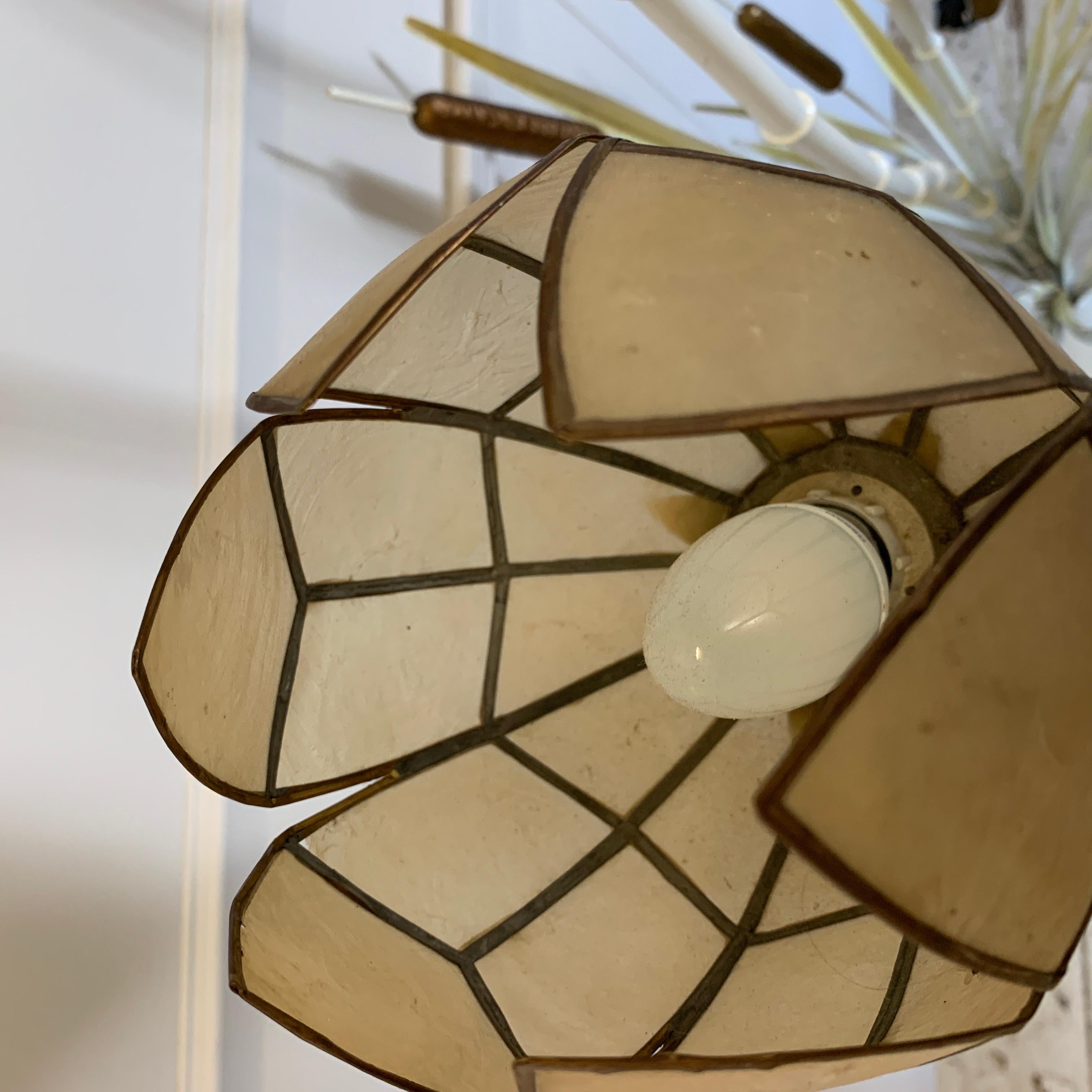 Lampadaire blanc imitation bambou avec abat-jours coquillage en vente 3