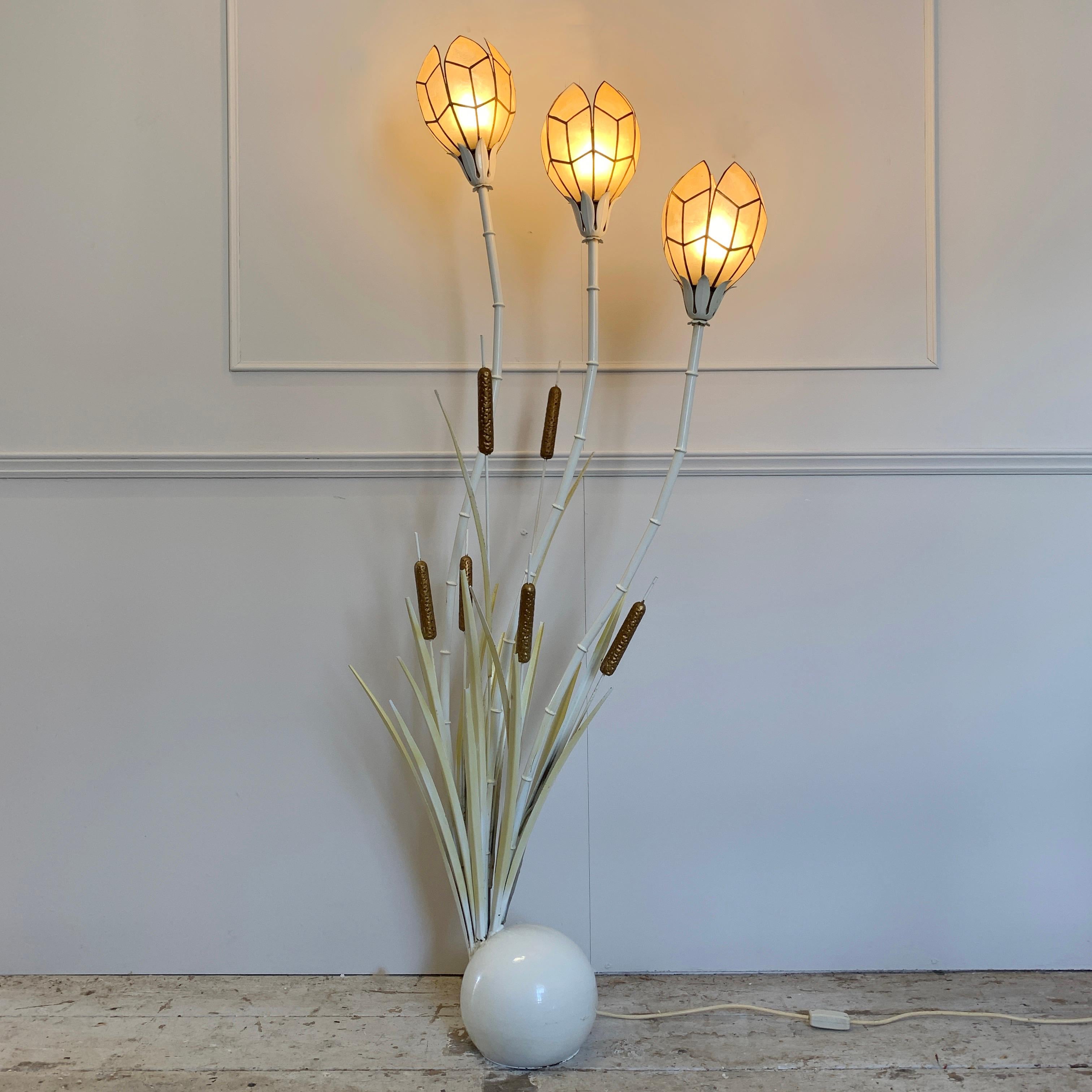 Lampadaire blanc imitation bambou avec abat-jours coquillage en vente 2