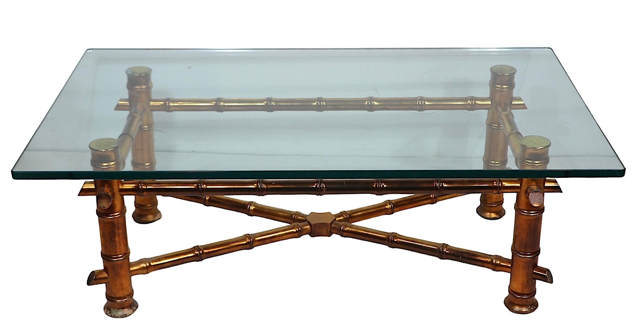 Table basse dorée en faux bambou avec plateau en verre épais vers 1970 en vente 2