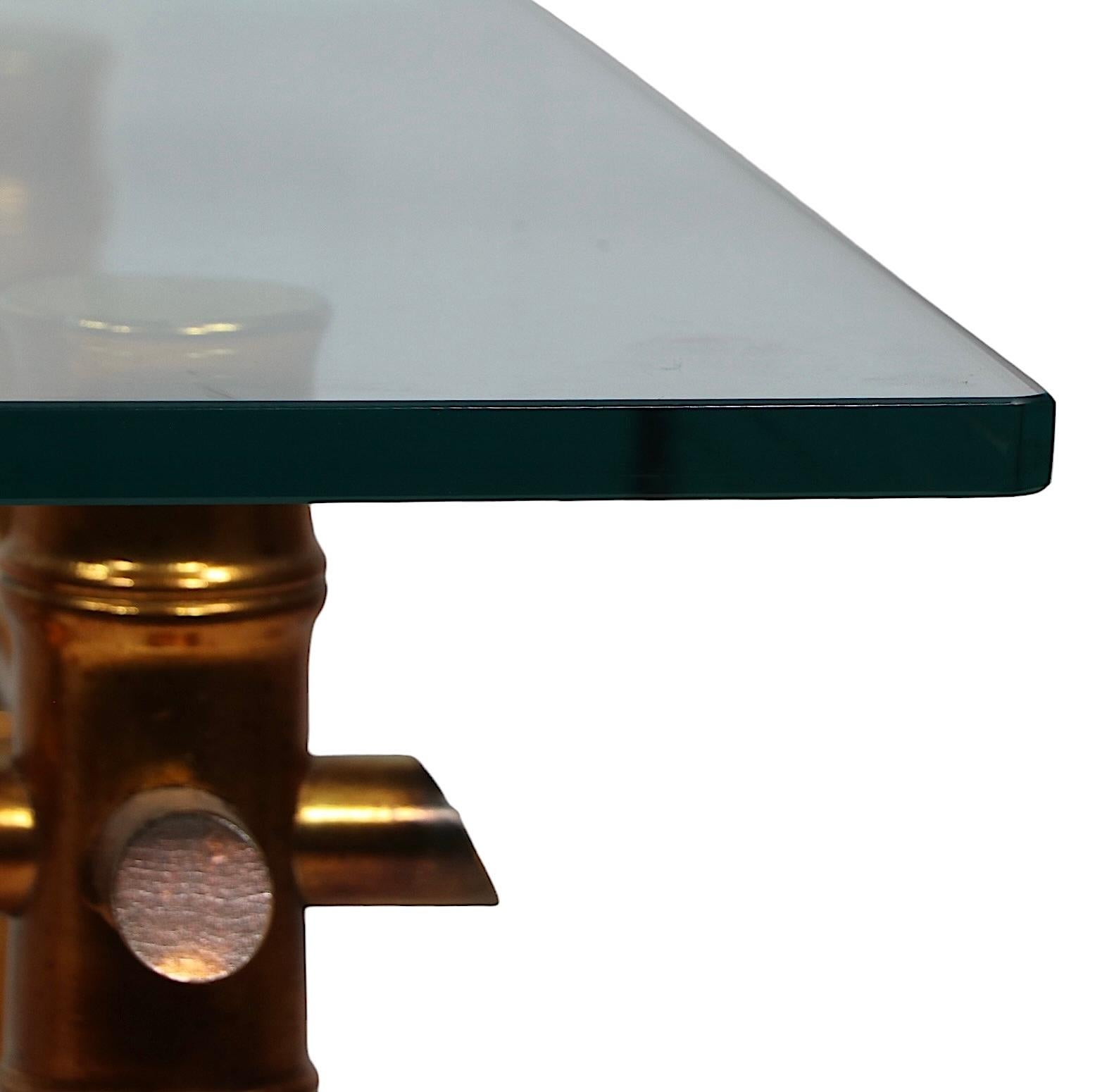 Table basse dorée en faux bambou avec plateau en verre épais vers 1970 en vente 4