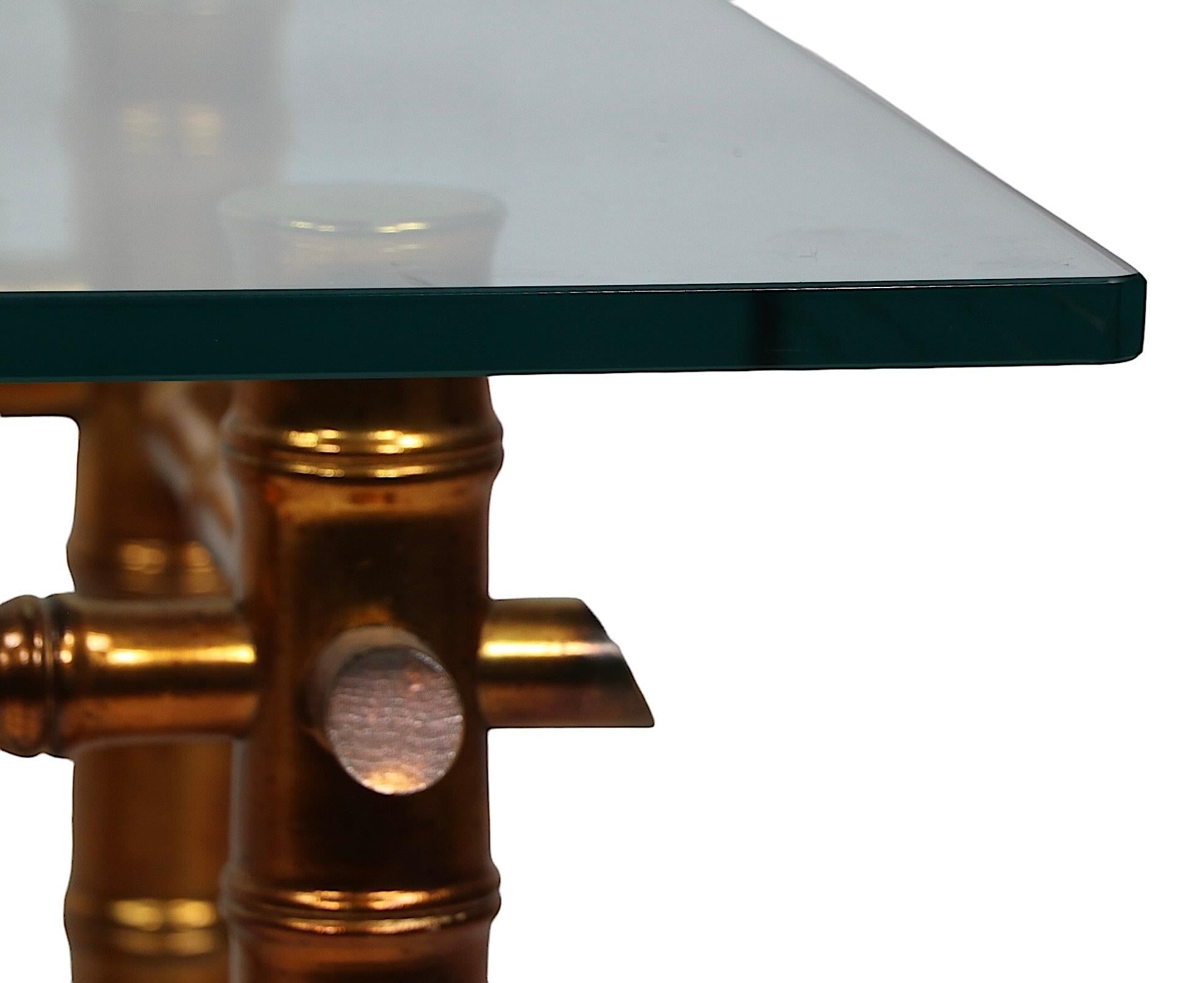 Table basse dorée en faux bambou avec plateau en verre épais vers 1970 en vente 5