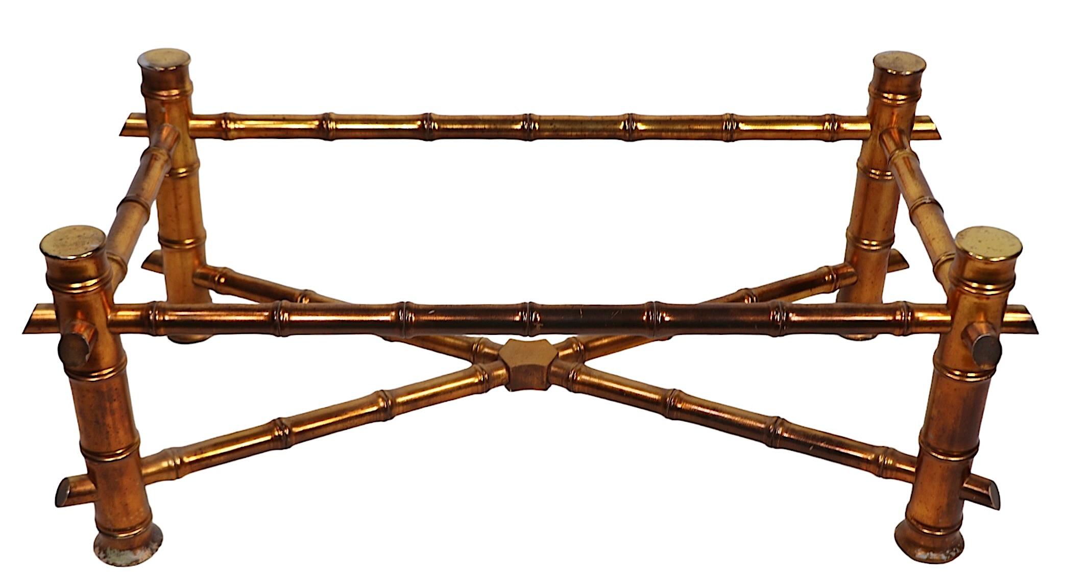 Exceptionnelle table basse en bois sculpté, avec une base en faux bambou et un plateau en verre épais (.75 in.). La table est en bon état d'origine et présente quelques signes d'âge et d'utilisation. Le rapport d'état spécifique est le suivant.
 Le