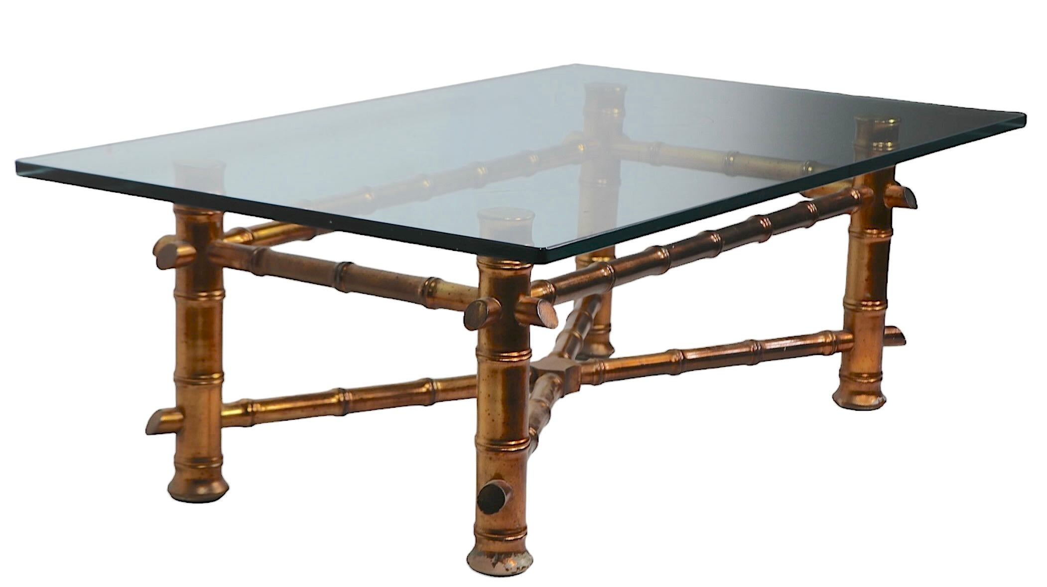 20ième siècle Table basse dorée en faux bambou avec plateau en verre épais vers 1970 en vente