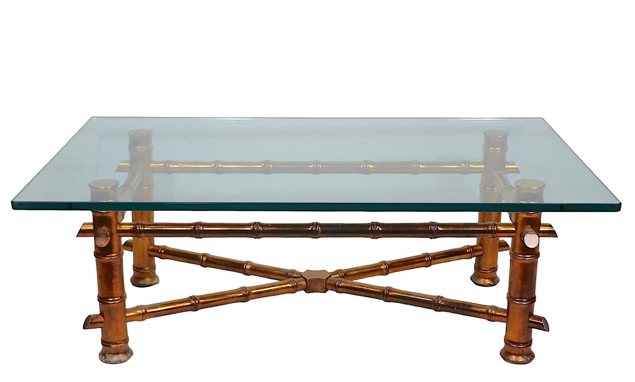 Imitation bambou Table basse dorée en faux bambou avec plateau en verre épais vers 1970 en vente