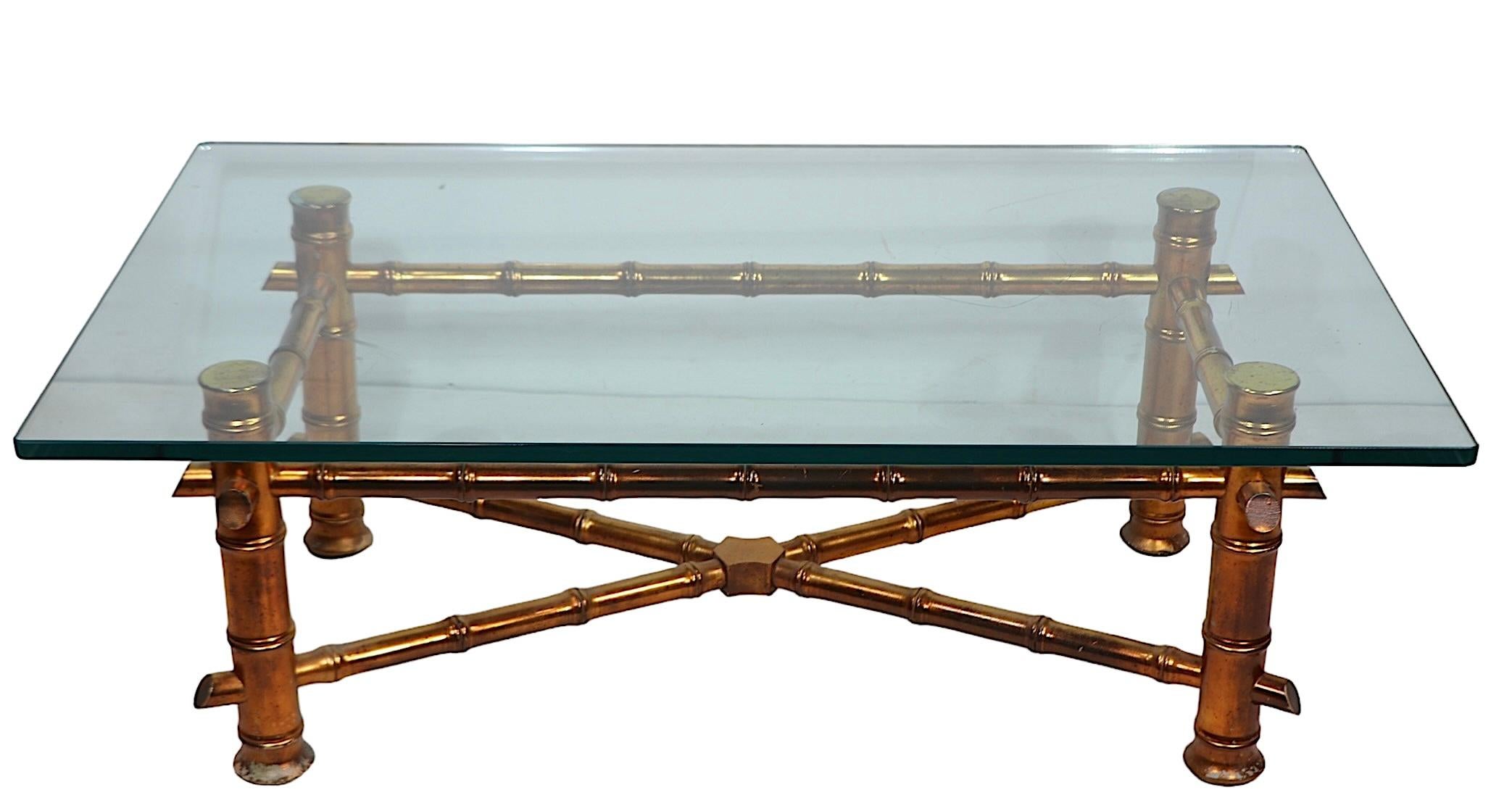 Table basse dorée en faux bambou avec plateau en verre épais vers 1970 en vente 1