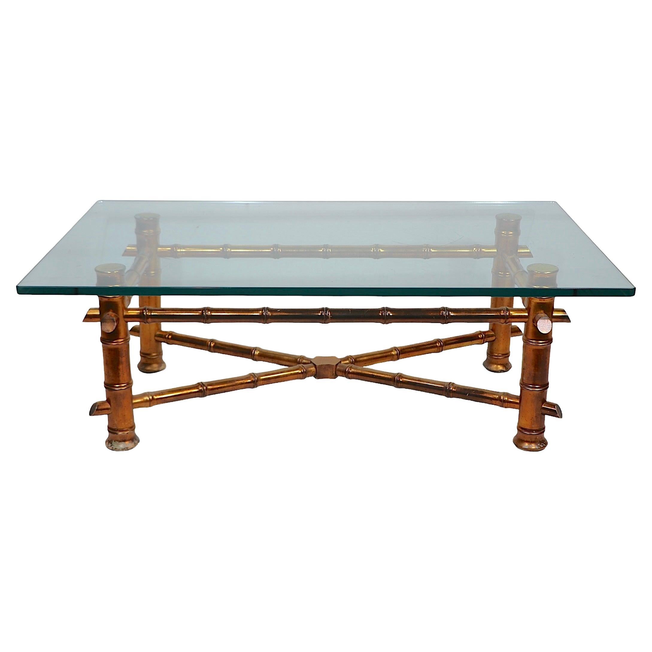 Mesa de centro dorada de bambú sintético con tapa de cristal grueso c 1970's