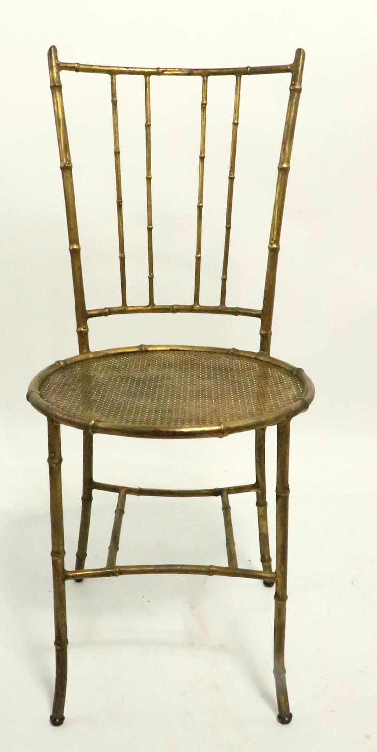 Schicker Beistellstuhl aus Metall und Bambusimitat in Goldvergoldung. Strukturell gesund und stabil, originaler Zustand, sauber und einsatzbereit. Wahrscheinlich aus Italien, ca. 1960er Jahre.