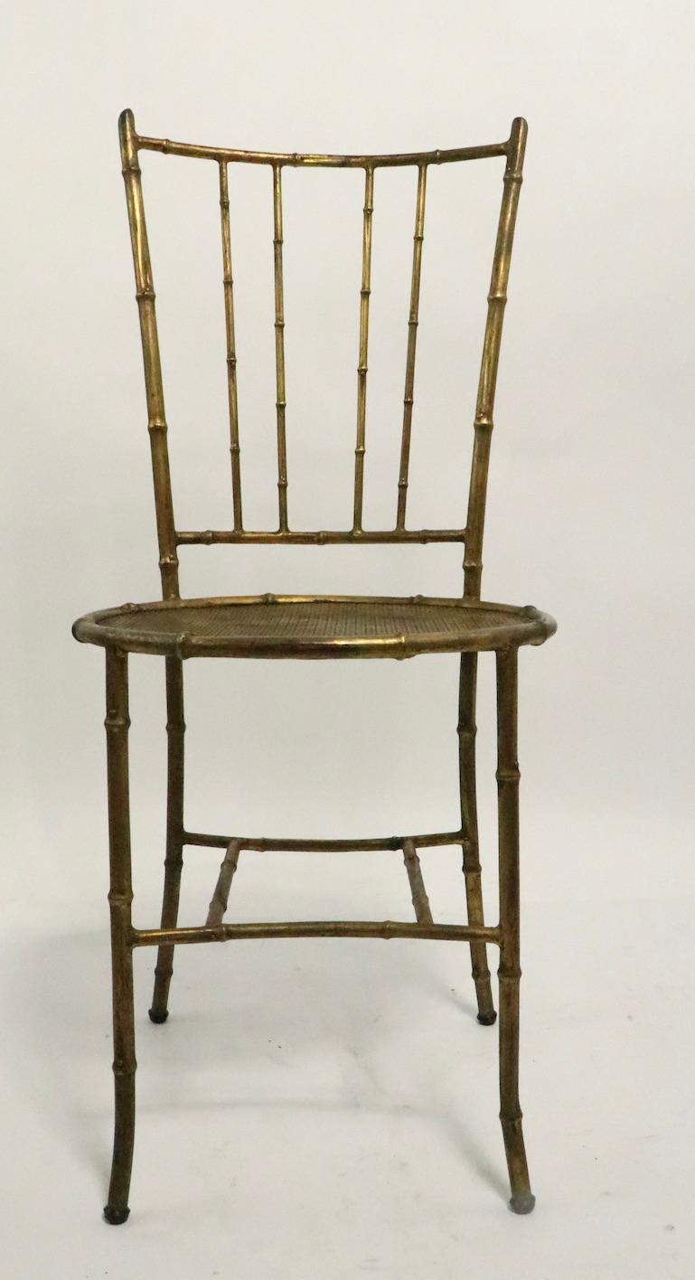 Hollywood Regency Chaise en métal doré faux bambou en vente