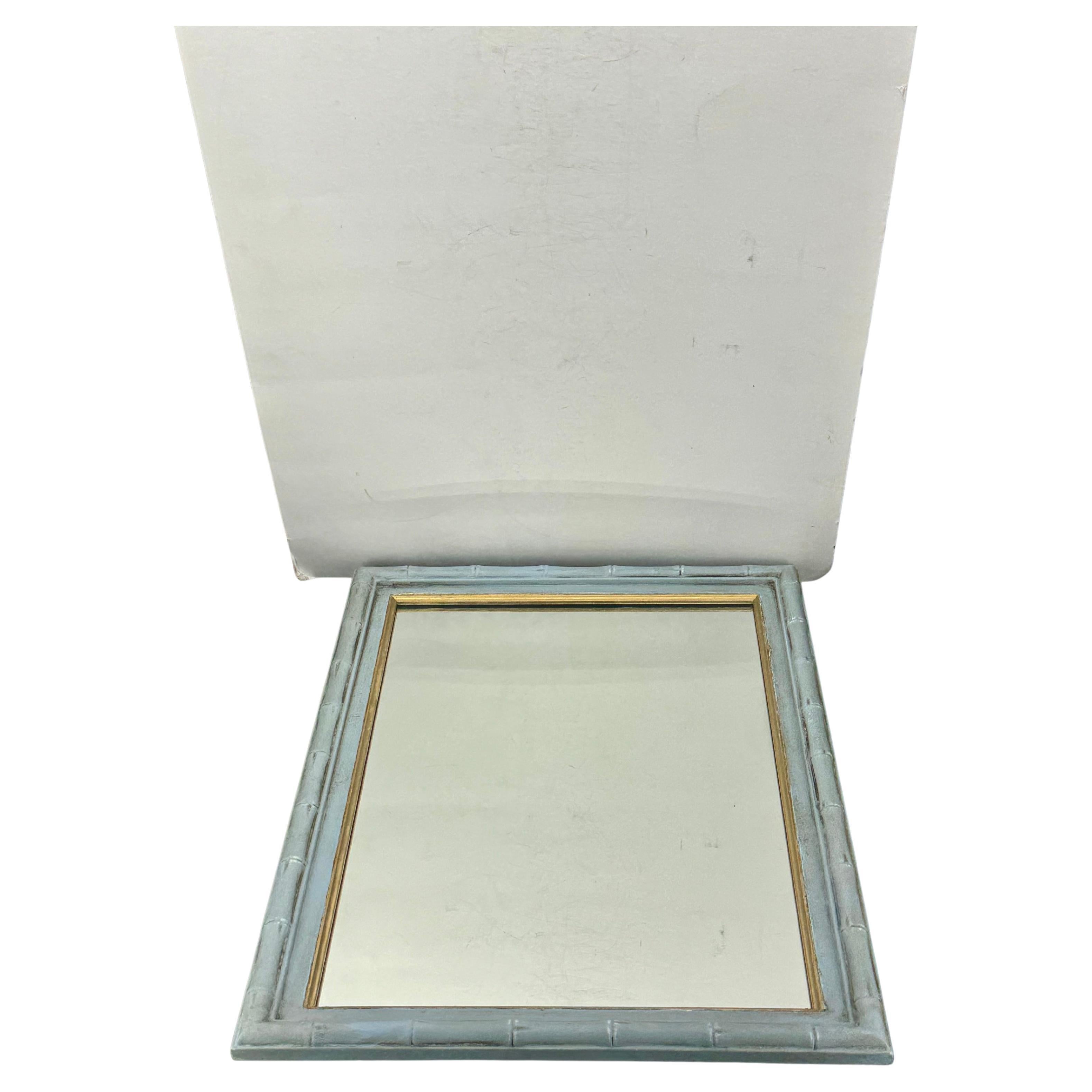 Incantevole specchio da parete in stile finto bambù. La cornice dello specchio, che è stata dipinta in una calda tonalità di grigio-blu, è lavorata a mano per ottenere l'aspetto di un finto bambù. Il rivestimento interno è stato dipinto a mano in