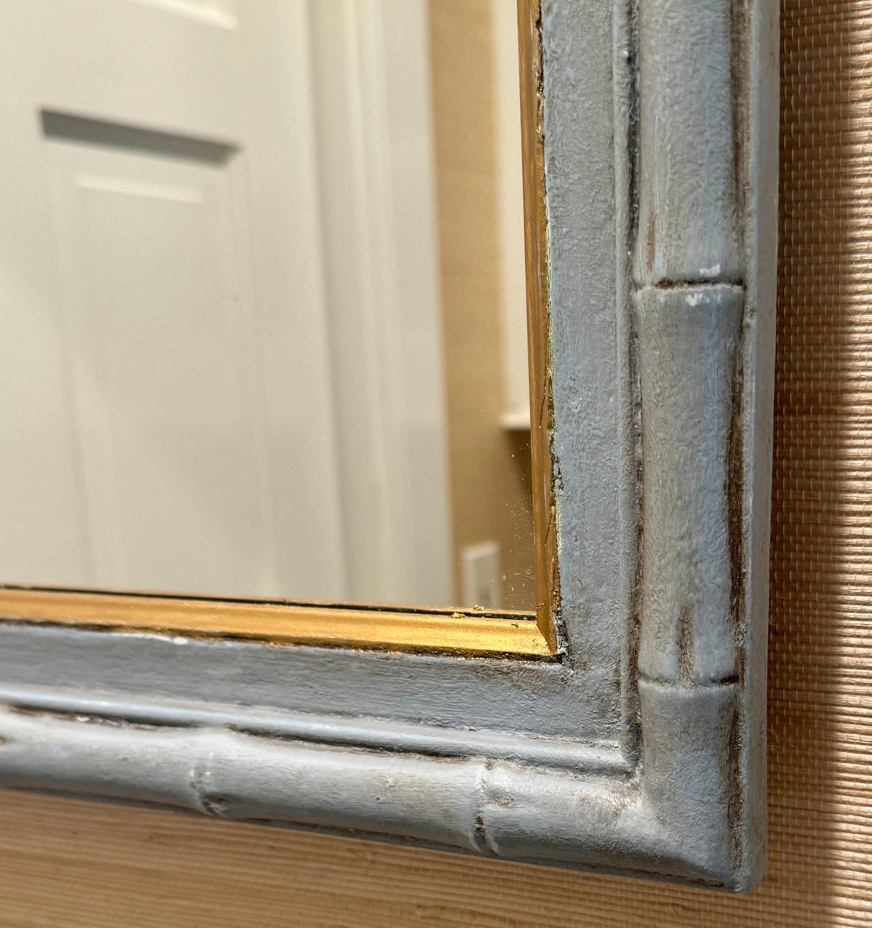 Mid-Century moderno Specchio da parete rettangolare in finto bambù dipinto di grigio e blu in vendita