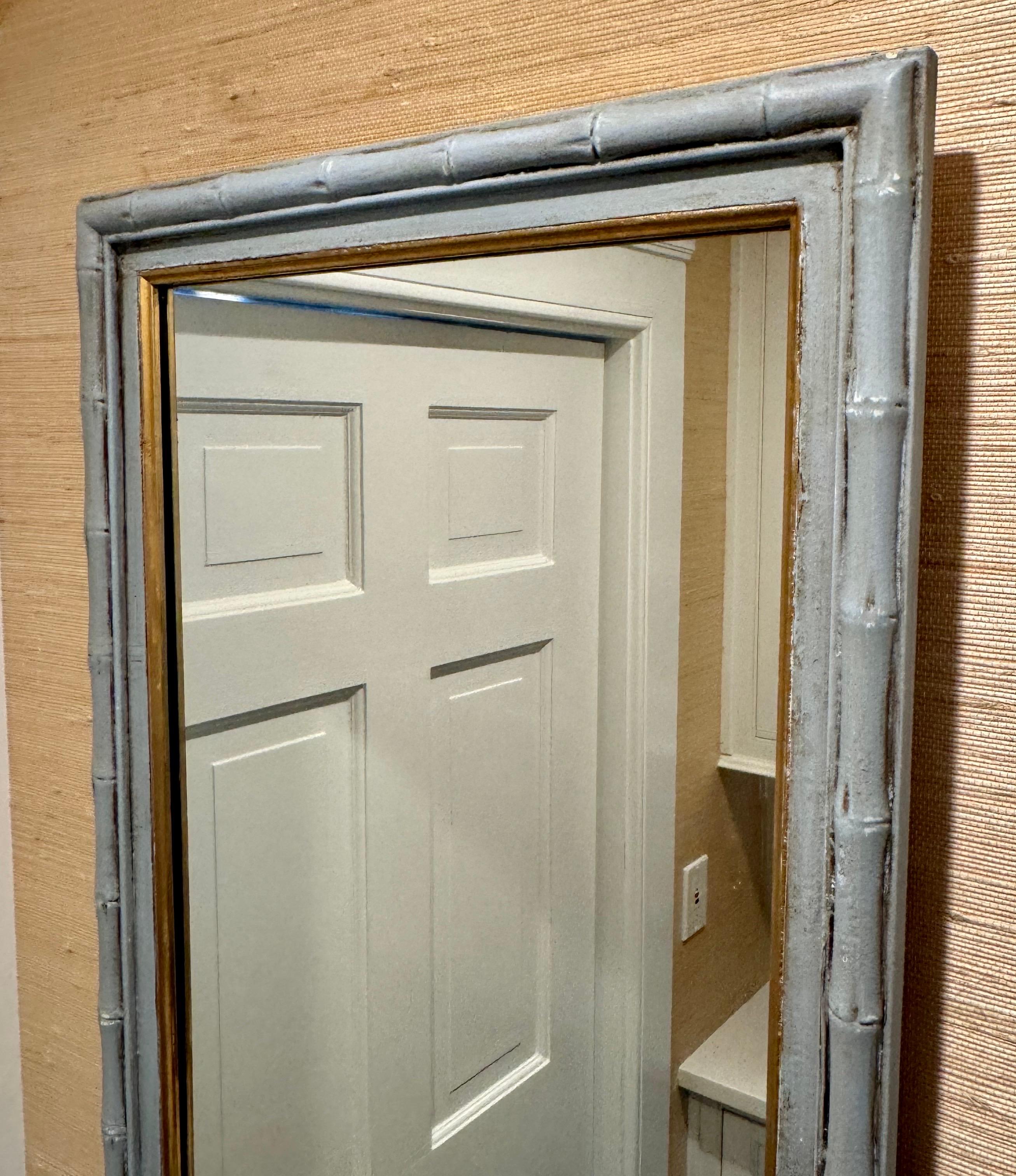 Legno Specchio da parete rettangolare in finto bambù dipinto di grigio e blu in vendita
