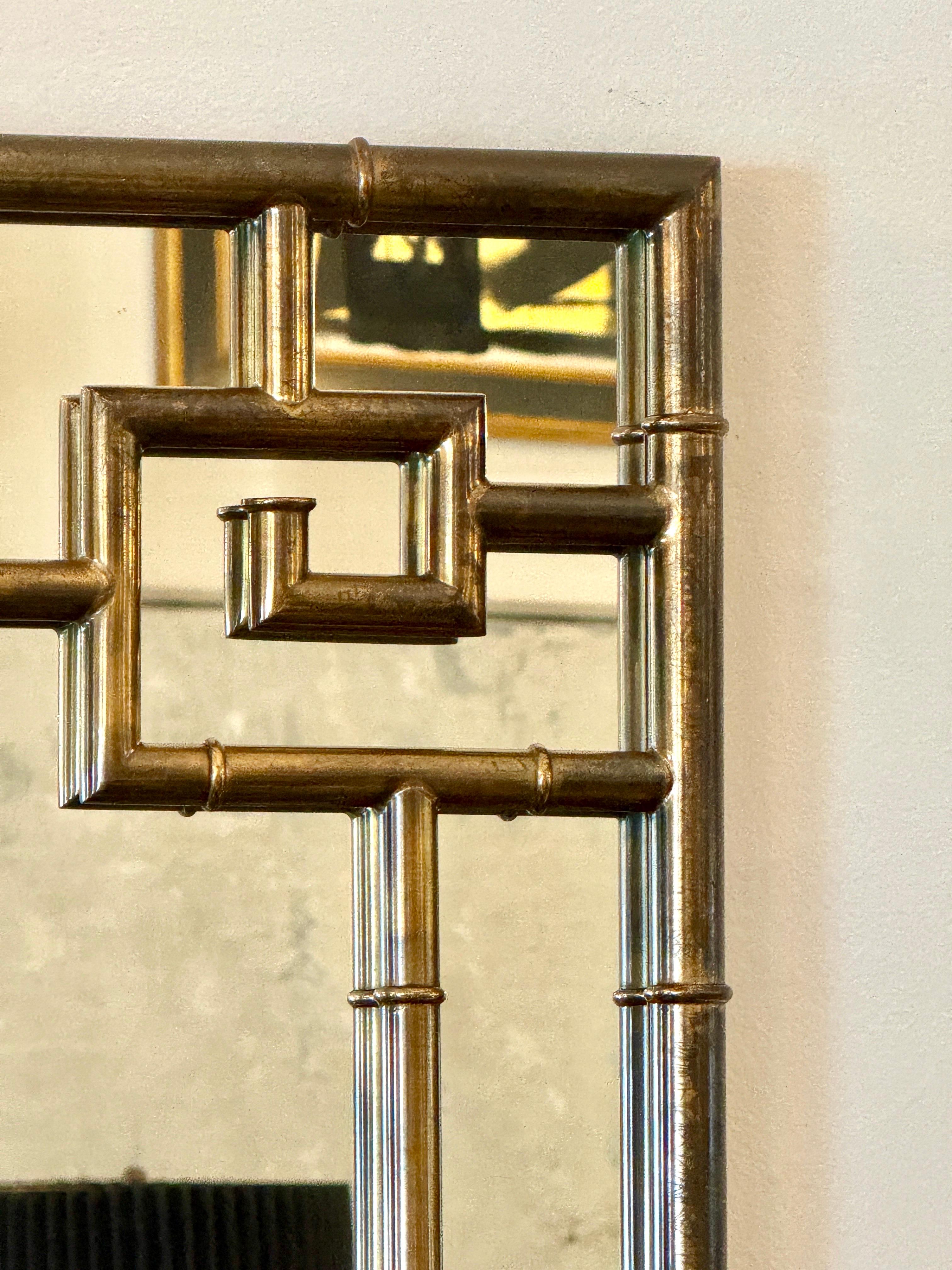 Specchio rettangolare di metà secolo in finto bambù con finiture a chiave greca.  La patina del metallo con finitura in ottone è piuttosto scura, vedi TUTTE le immagini dei dettagli per una condizione più accurata.  È meraviglioso così com'è.