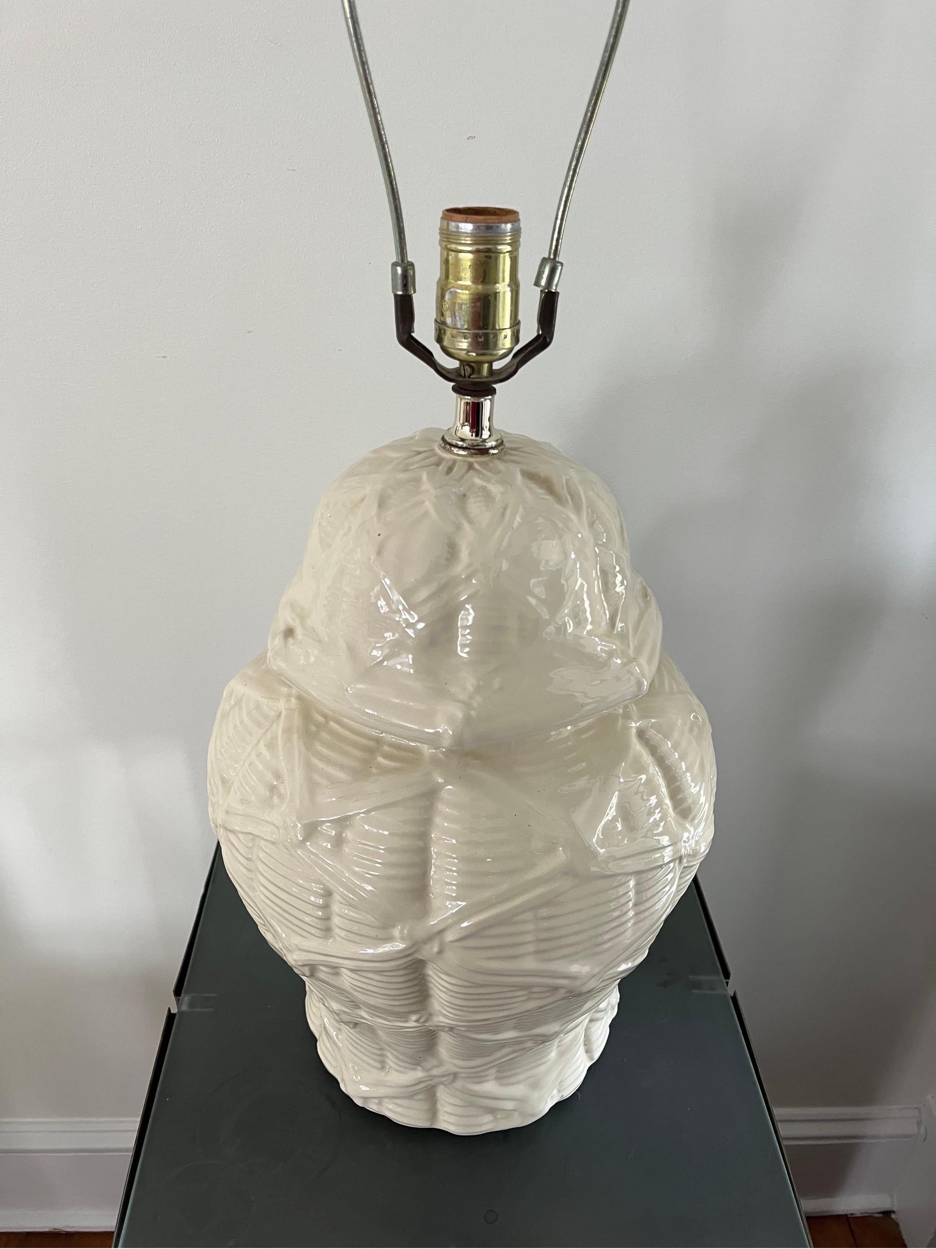 Lampe jarre en céramique avec un design de panier tressé et de faux bambou. Merveilleux détails et proportions. Sculptures profondes pour souligner le style Hollywood Regency ou Palm Regency. 