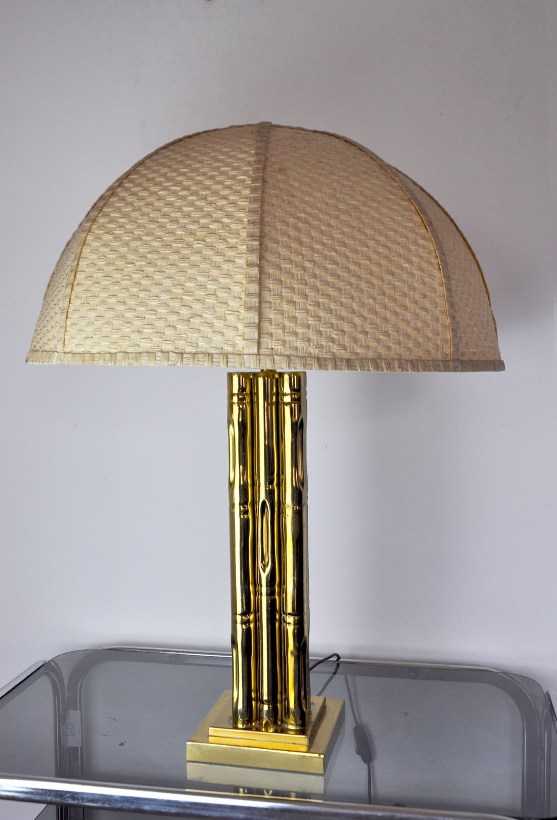 Hervorragende und seltene Tischlampe aus Messing, die Bambus imitiert. Lampenschirm aus Rattan. Hervorragendes Designprodukt, das in den 1970er Jahren in Frankreich im Stil von Maison Bagues und Maison Jansen hergestellt wurde. Dieses Designobjekt