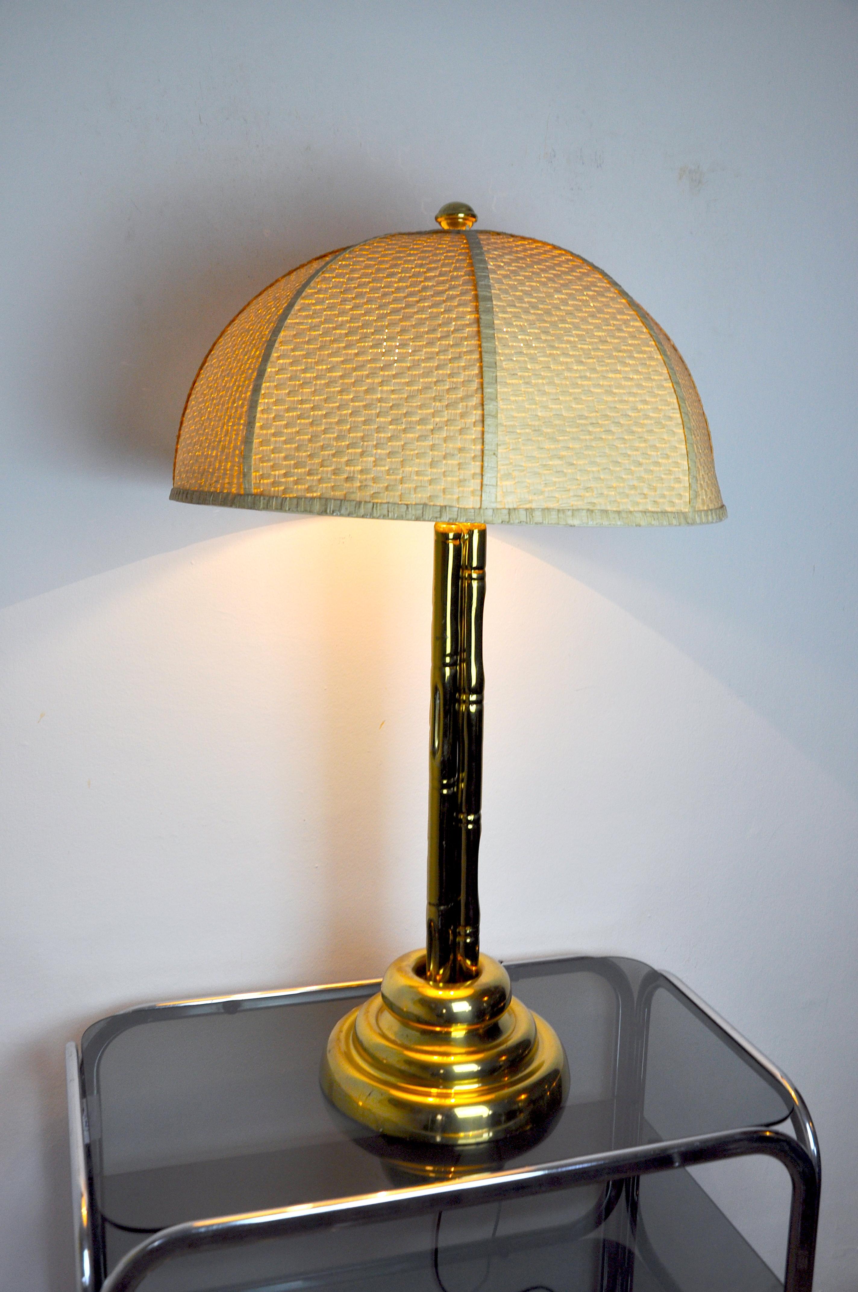 Espléndida y rara lámpara de mesa de latón imitando el bambú. Pantalla de ratán. Magnífico producto de diseño fabricado en Francia en la década de 1970 al estilo de la Maison Bagues y la Maison Jansen. Este objeto de diseño iluminará