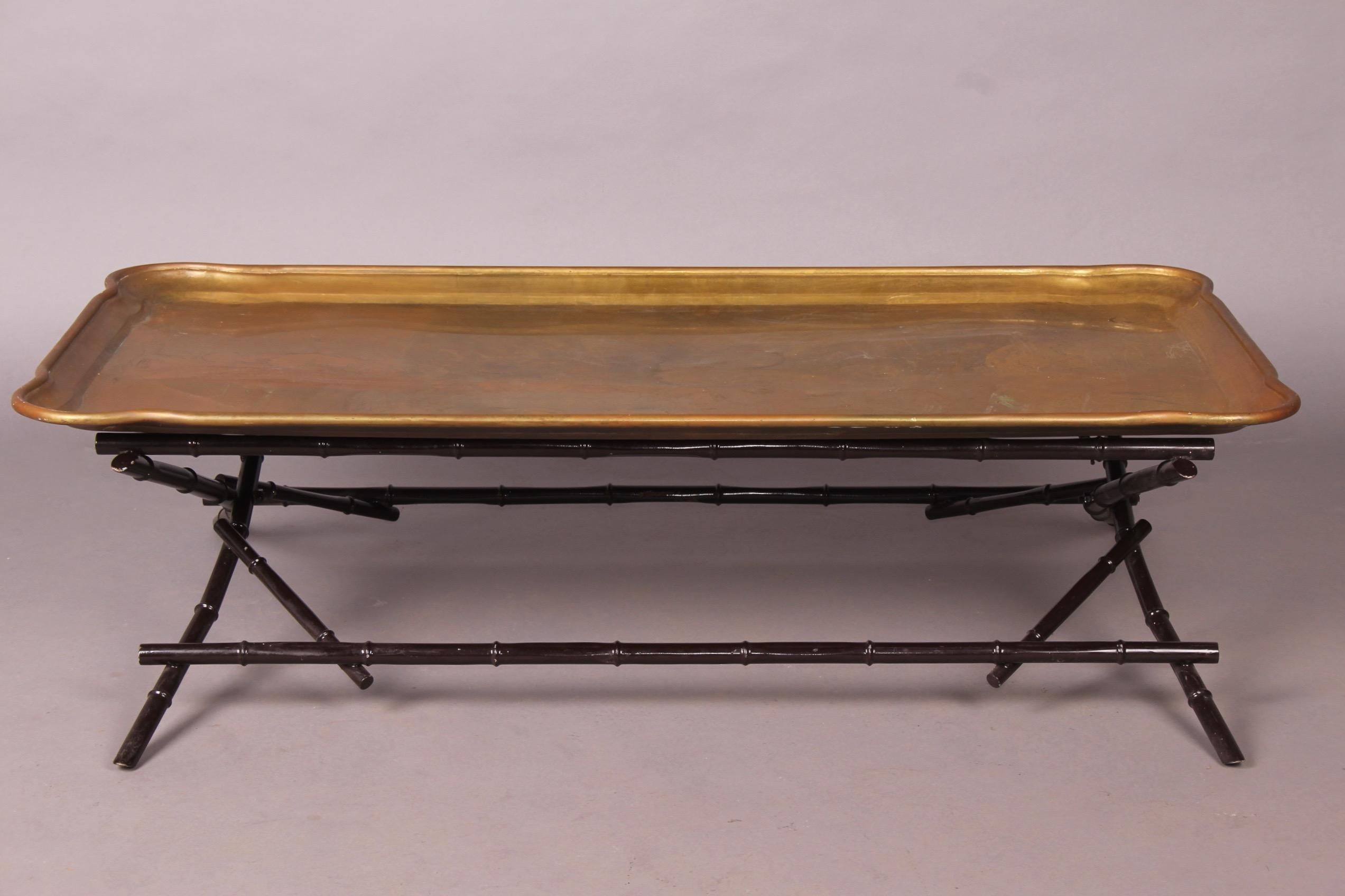 Faux bamboo metal modulable coffee table.