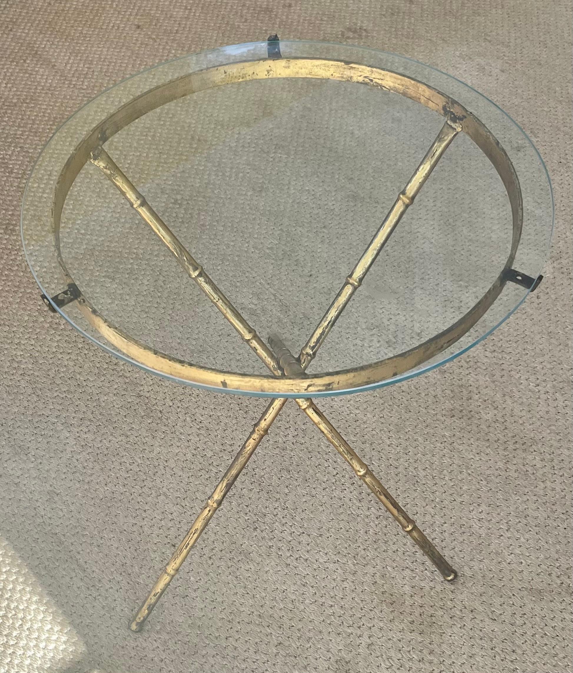 Peint Table d'appoint en faux bambou et métal en vente