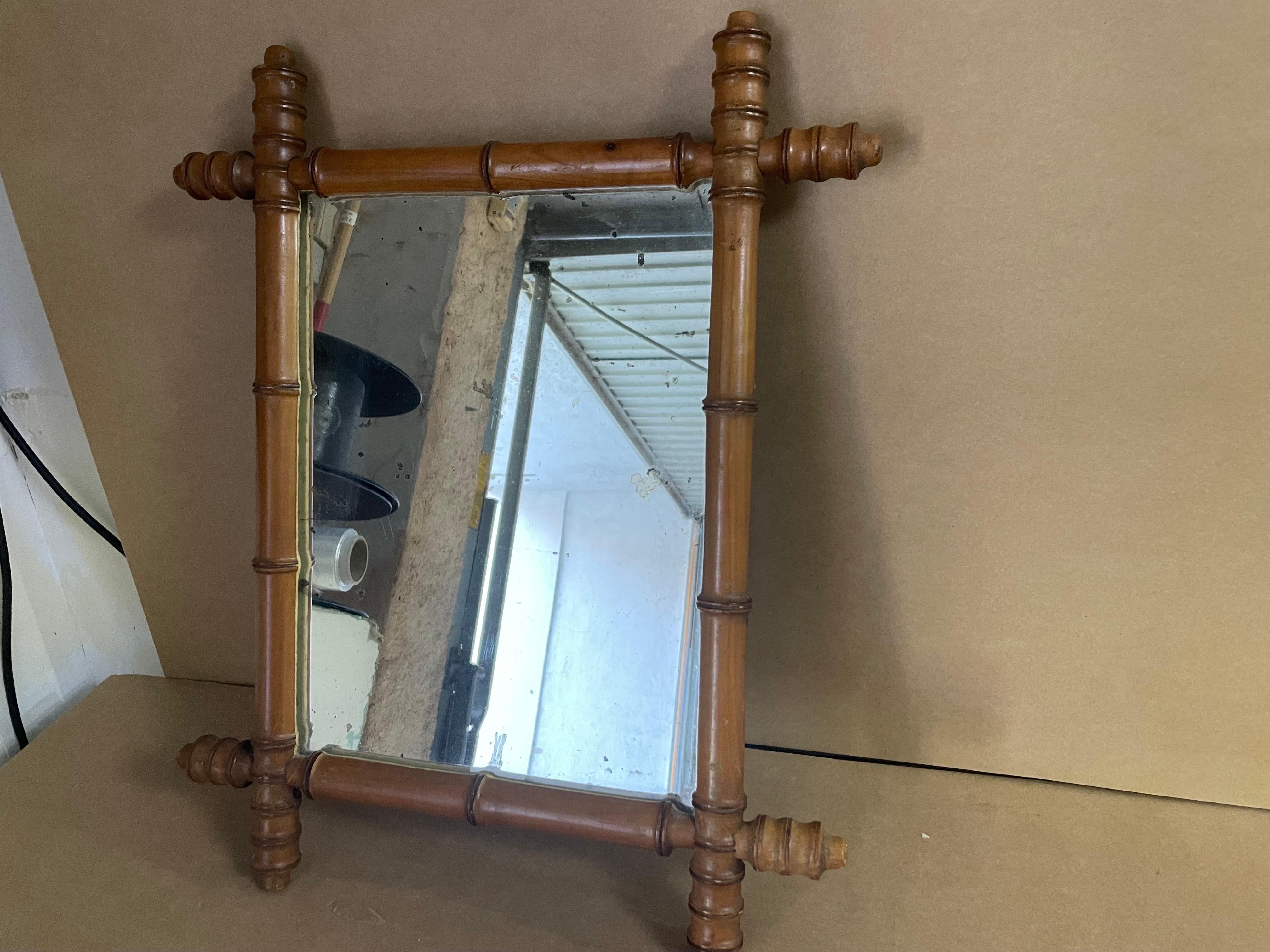 This mirror is made of bamboo, it was made in France in the 19th century. It is brown in color and its glass part shows signs of aging, typical of the 19th century.
It is in good condition, and makes us think of a Chinese spirit, the chinoiserie of