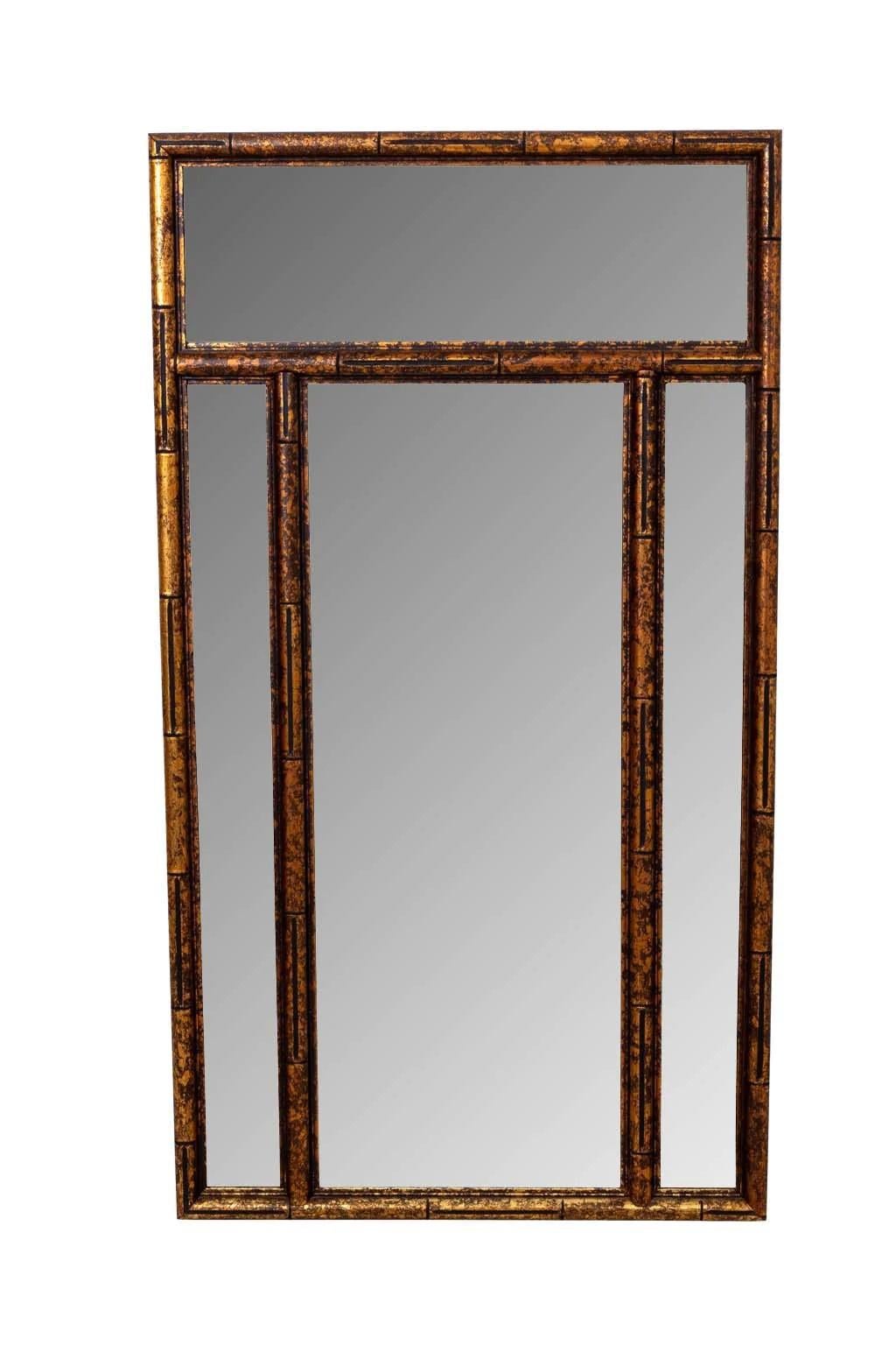 Großer Spiegel aus Bambusimitat mit geräuchertem Spiegelrahmen, schildpattvergoldet. Center klar Spiegel ist 36 