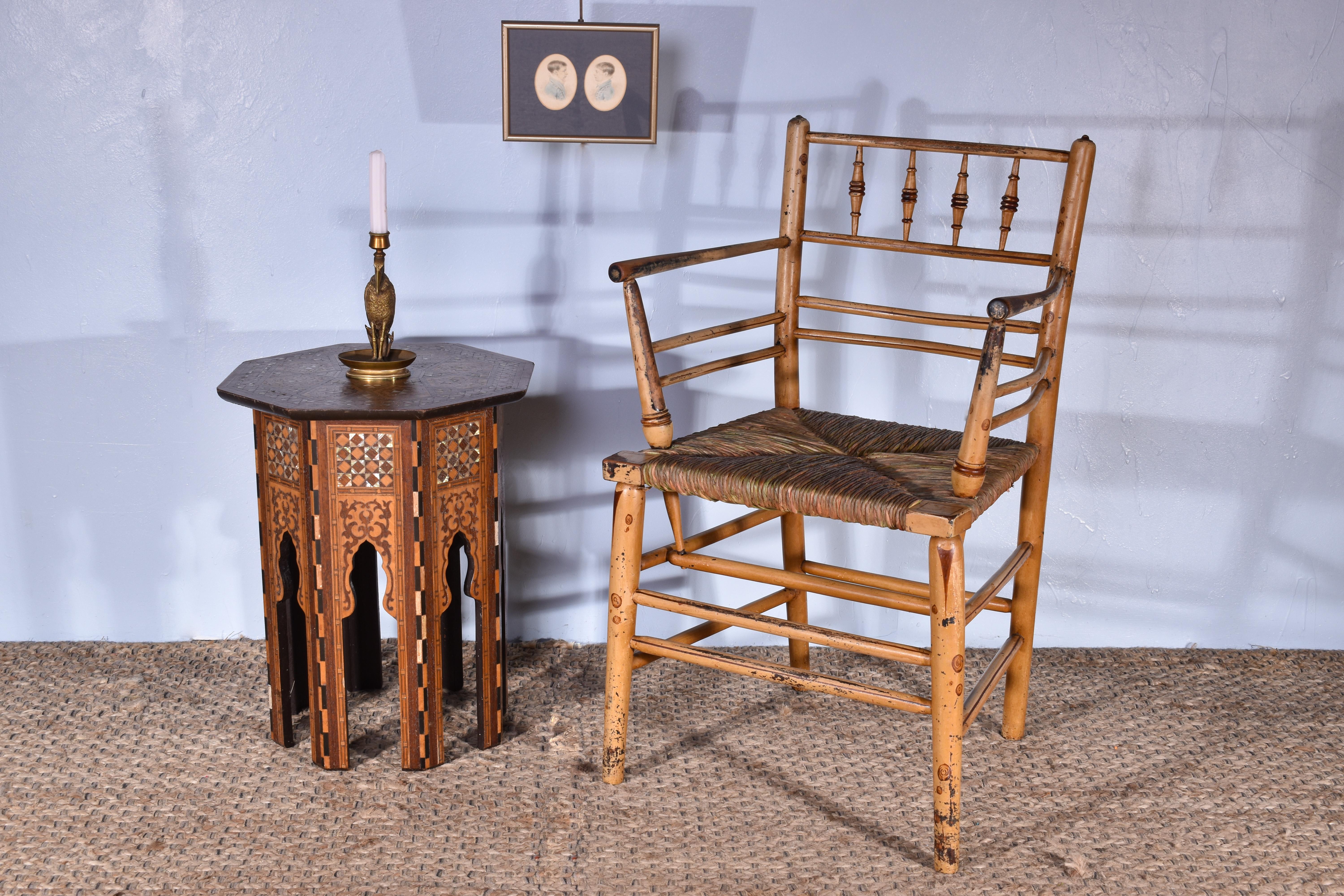 Un sillón Morris & Co 'Sussex', diseñado por Philip Webb, C.1870.

Con un maravilloso acabado de imitación de bambú y líneas rectas pintadas a mano.

Construida en fresno y haya con asiento de junco, estructuralmente muy buena.

