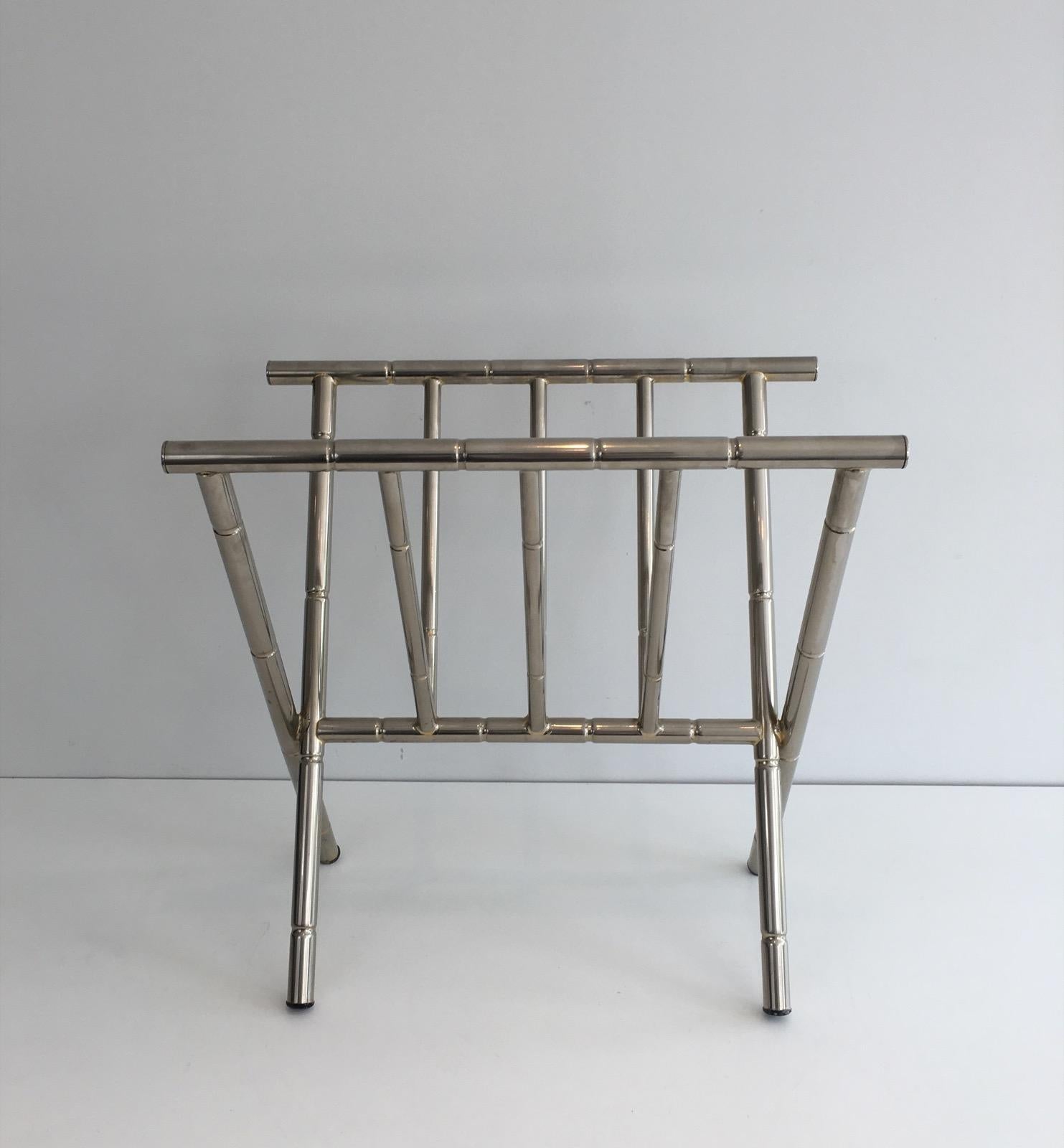 Questo portariviste in finto bambù è realizzato in nichel. Si tratta di un'opera francese nello stile del famoso designer Jacques Adnet. Circa 1970