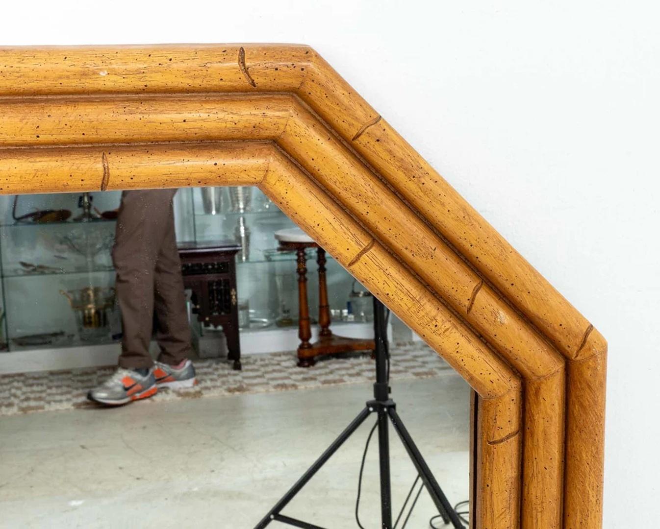Specchio ottagonale in finto bambù in stile Hollywood Regency. Buone condizioni generali, pronto per essere appeso. Circa anni '70. Can può essere consegnato nell'area dei Tre Stati tramite corriere, inviare un messaggio con il codice postale per