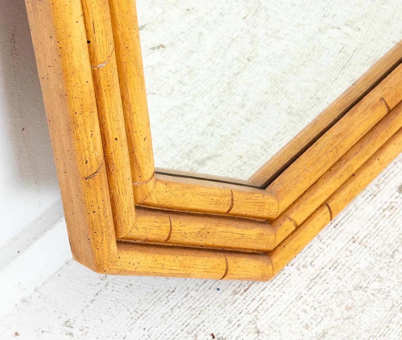Hollywood Regency Specchio ottagonale in finto bambù in vendita