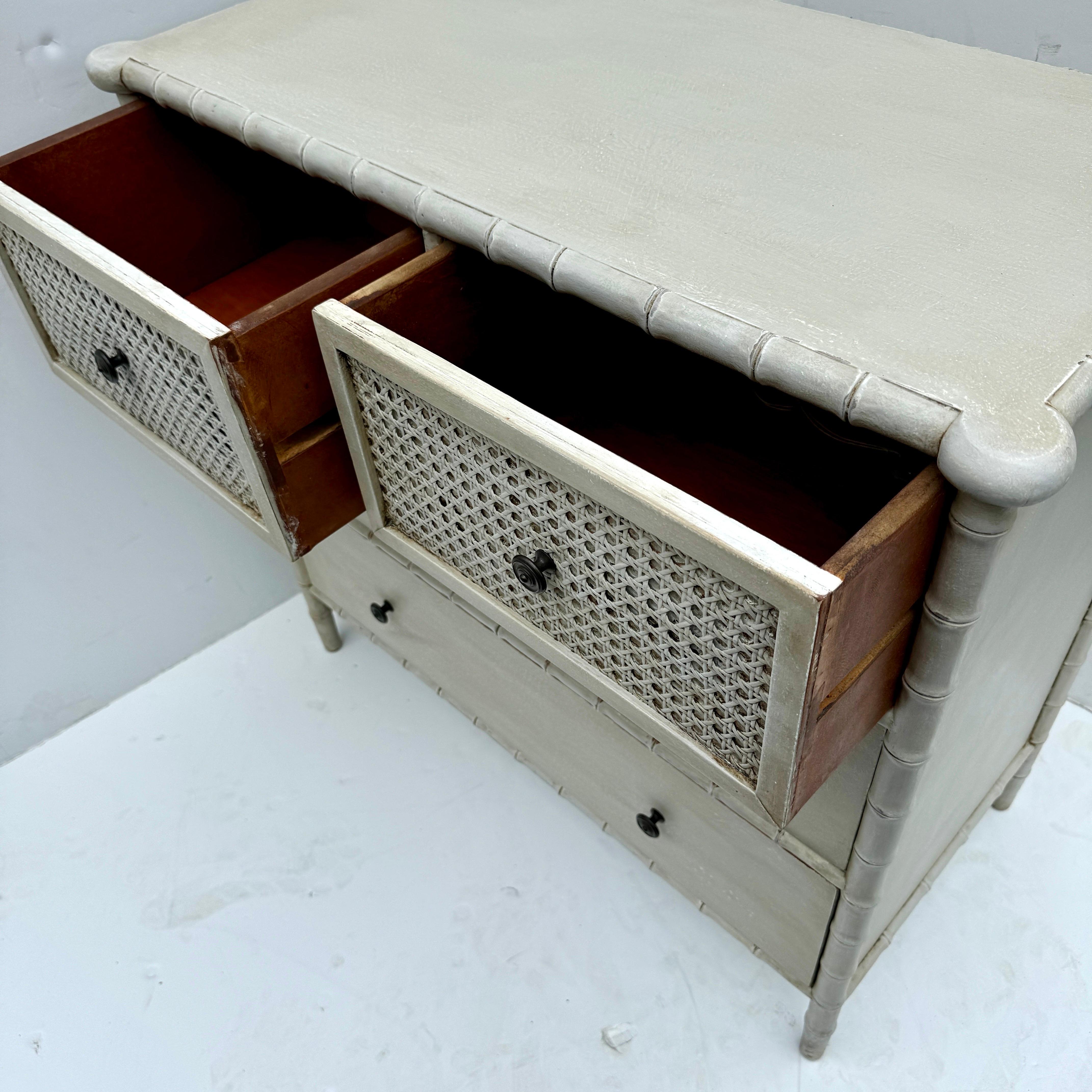 Cassettiera a quattro cassetti in finto bambù verniciato con canalina in vendita 2