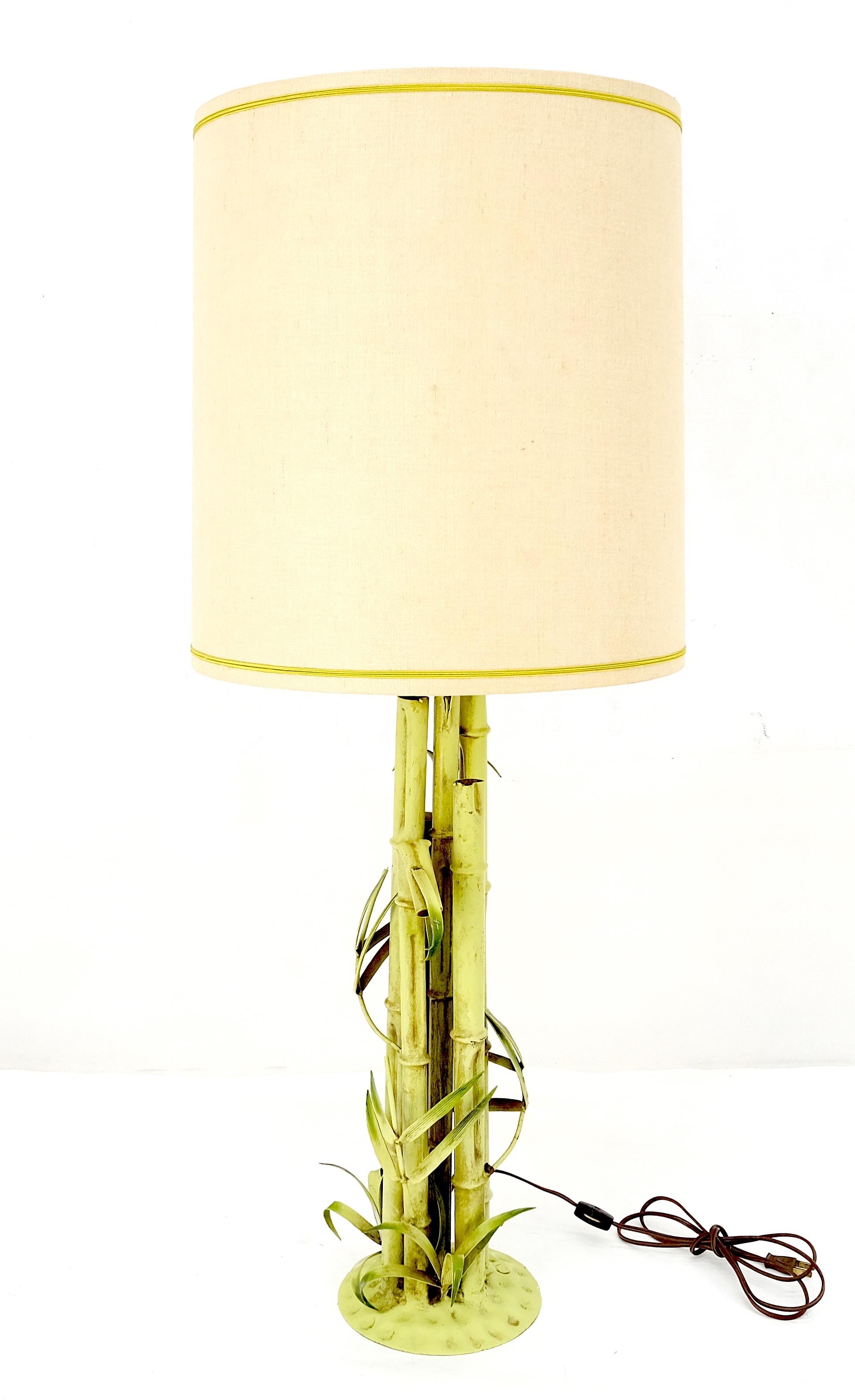 Lampe de table décorative en fer forgé peint en faux bambou Hollywood Regency MINT en vente 2