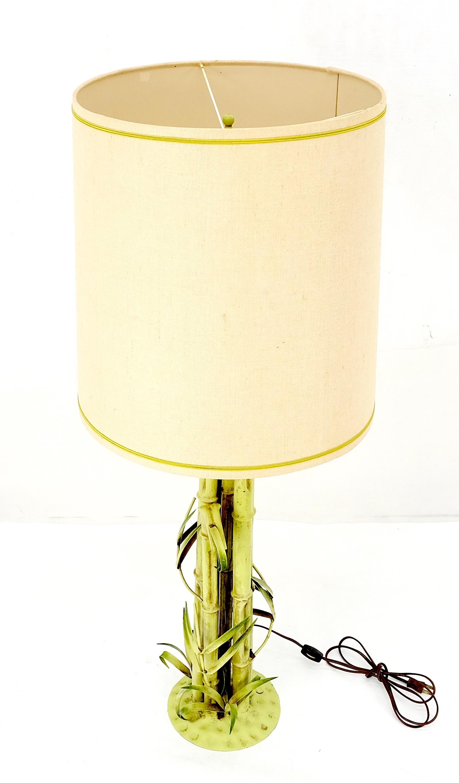Lampe de table décorative en fer forgé peint en faux bambou Hollywood Regency MINT en vente 3