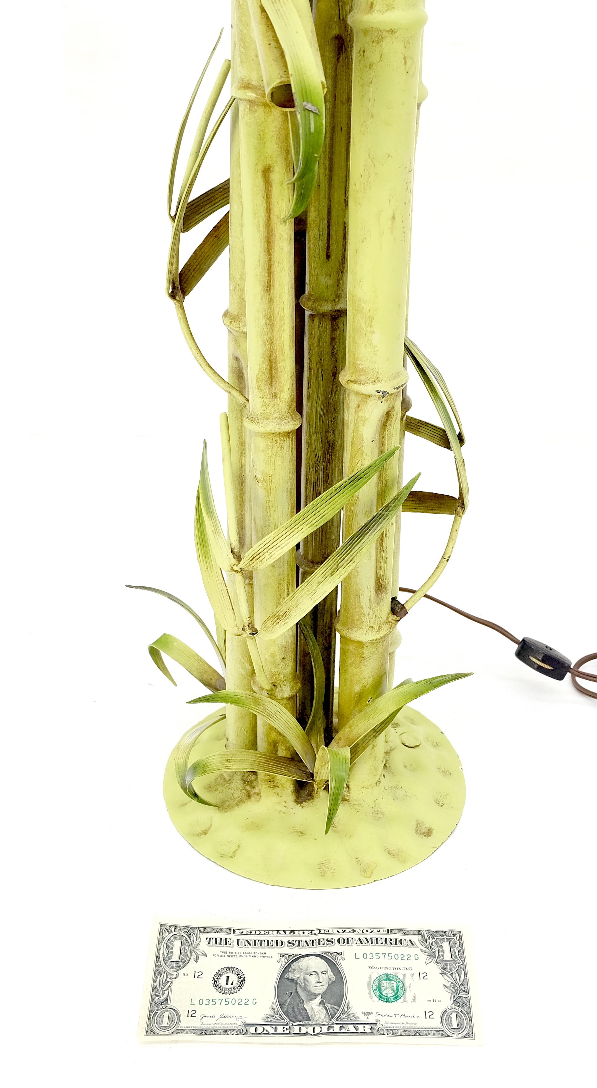 Mid-Century Modern Lampe de table décorative en fer forgé peint en faux bambou Hollywood Regency MINT en vente