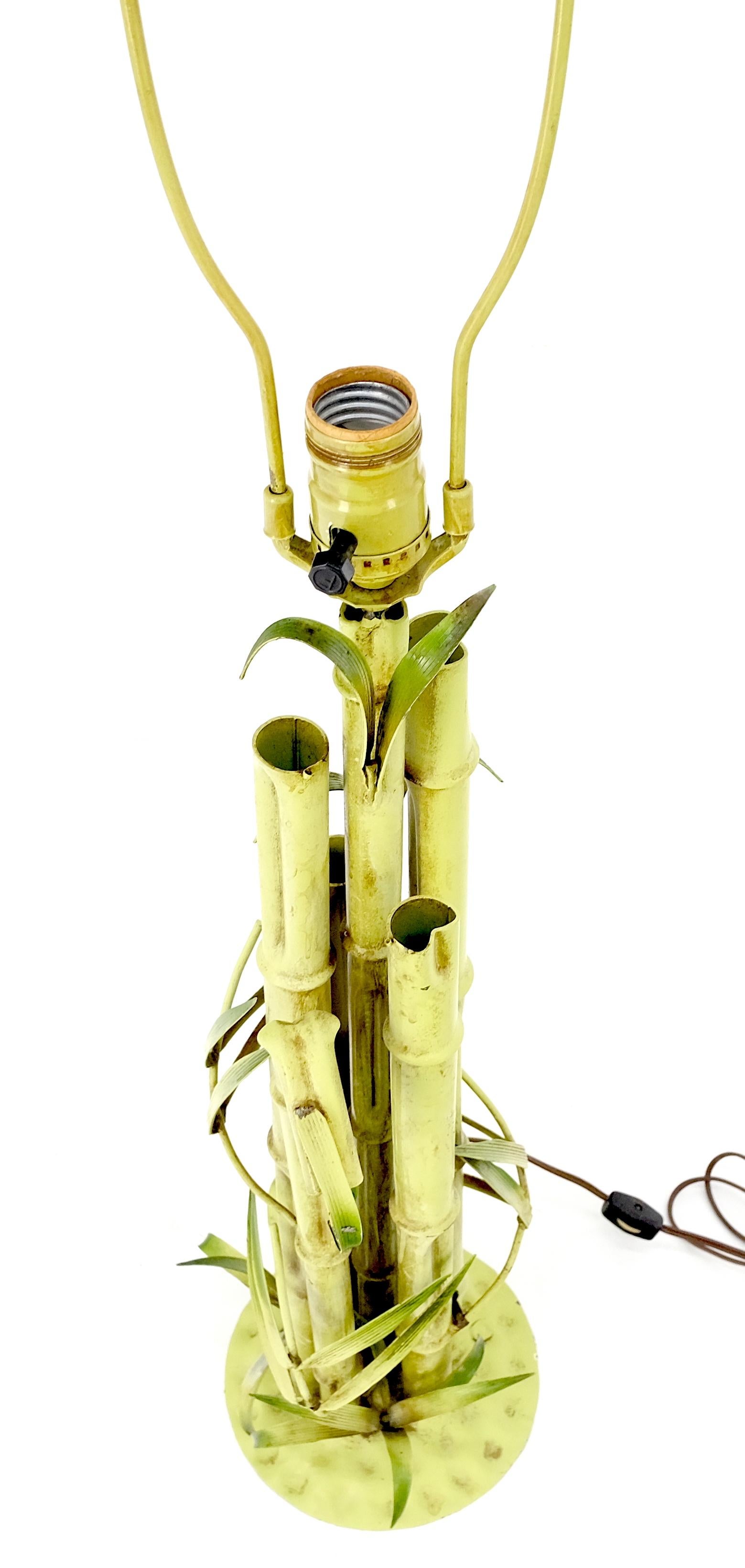 Peint Lampe de table décorative en fer forgé peint en faux bambou Hollywood Regency MINT en vente