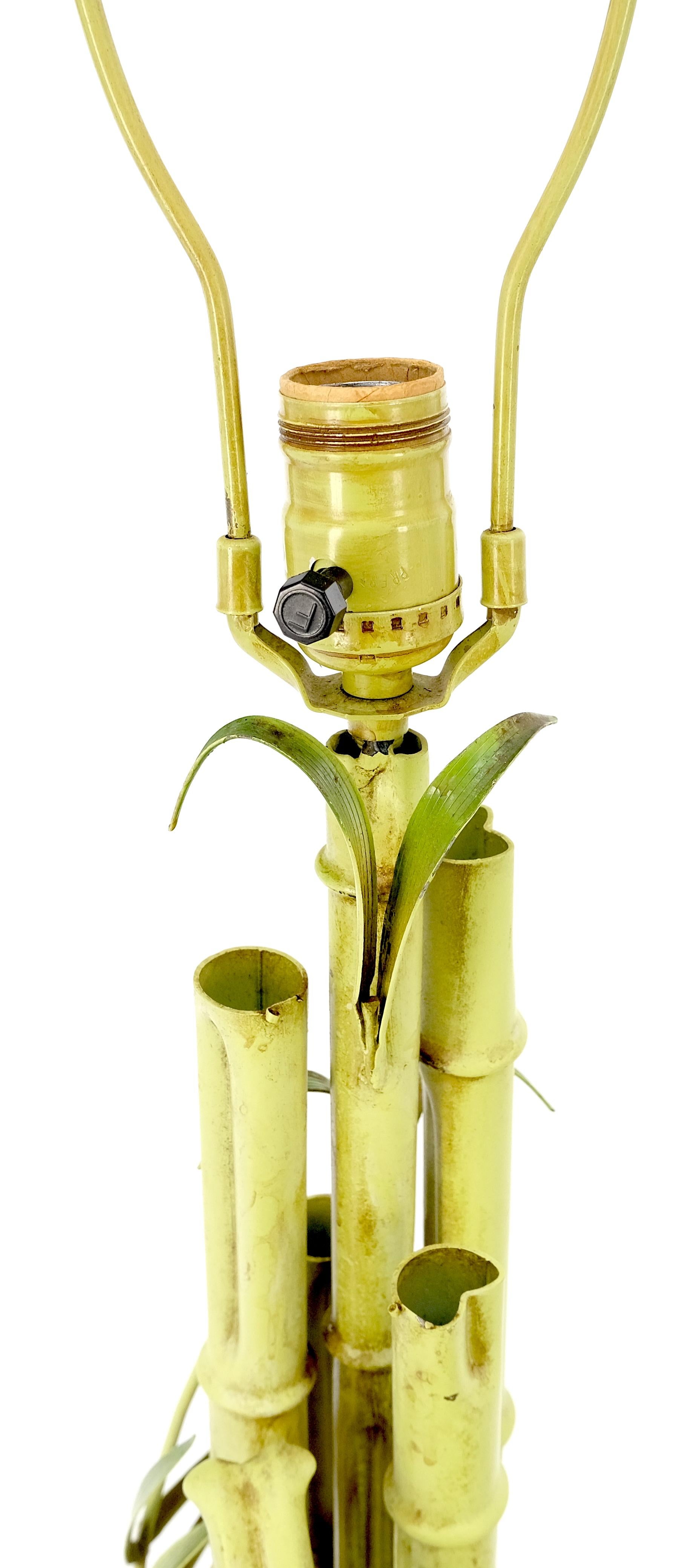 Fer forgé Lampe de table décorative en fer forgé peint en faux bambou Hollywood Regency MINT en vente