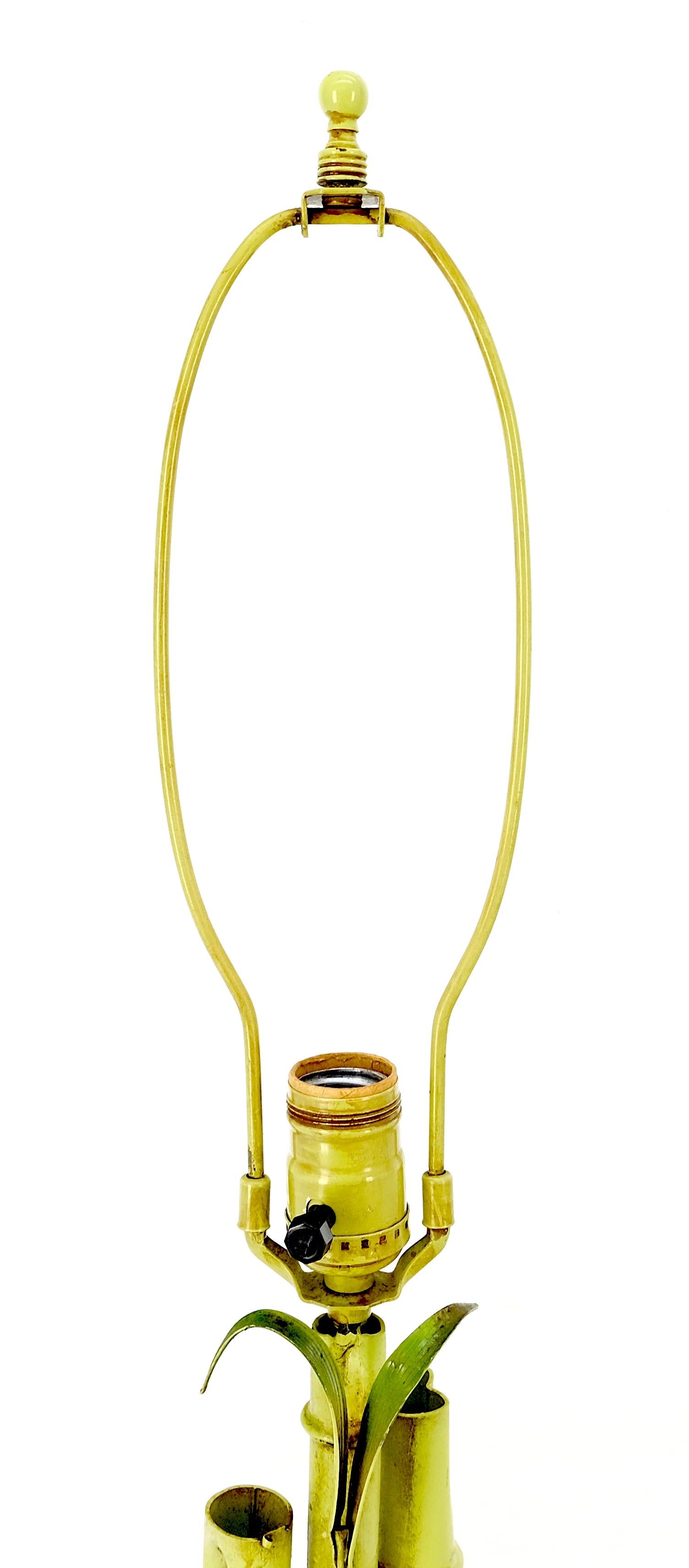 Lampe de table décorative en fer forgé peint en faux bambou Hollywood Regency MINT en vente 1