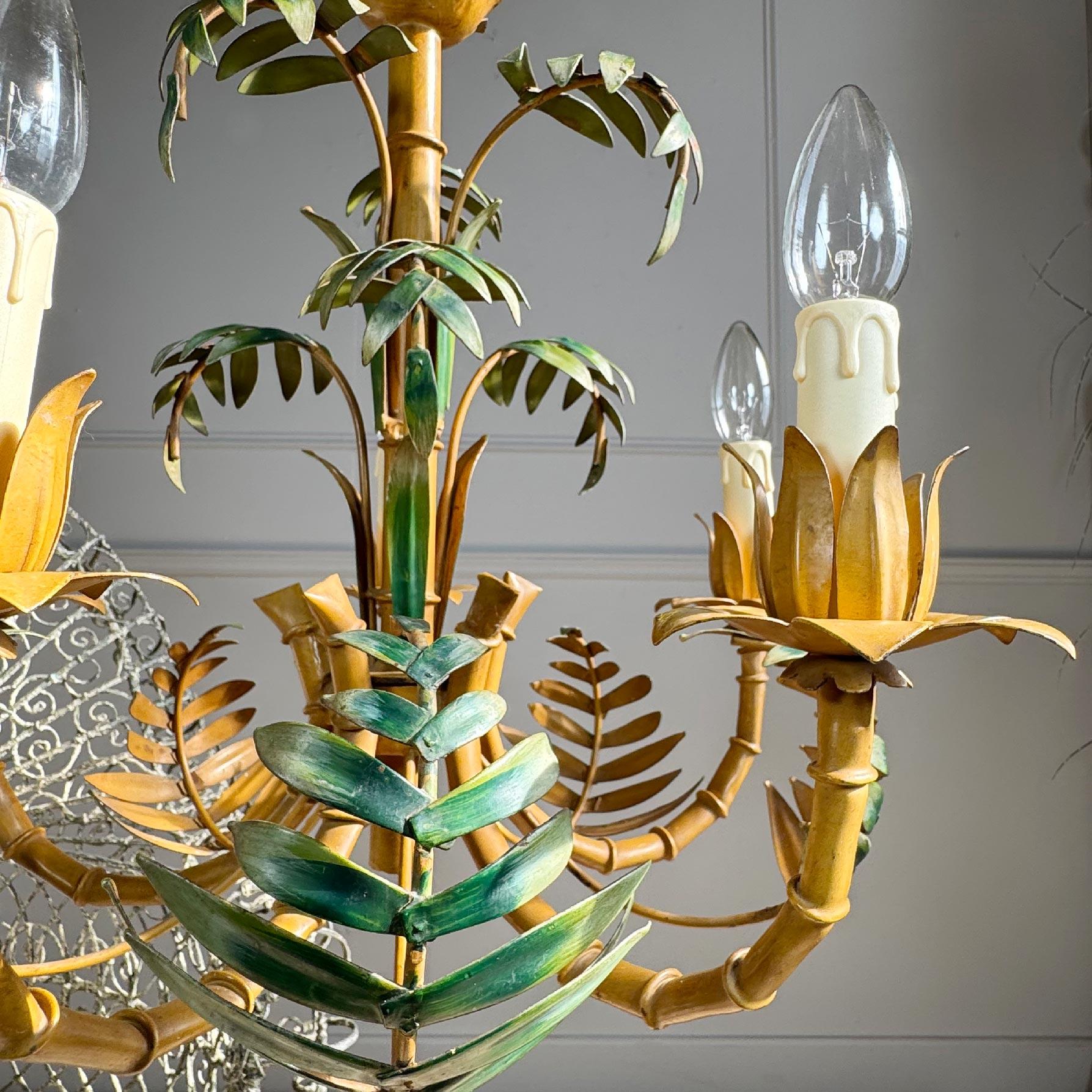 Lampadario in finto bambù con foglie di palma italiano anni '60 in vendita 2