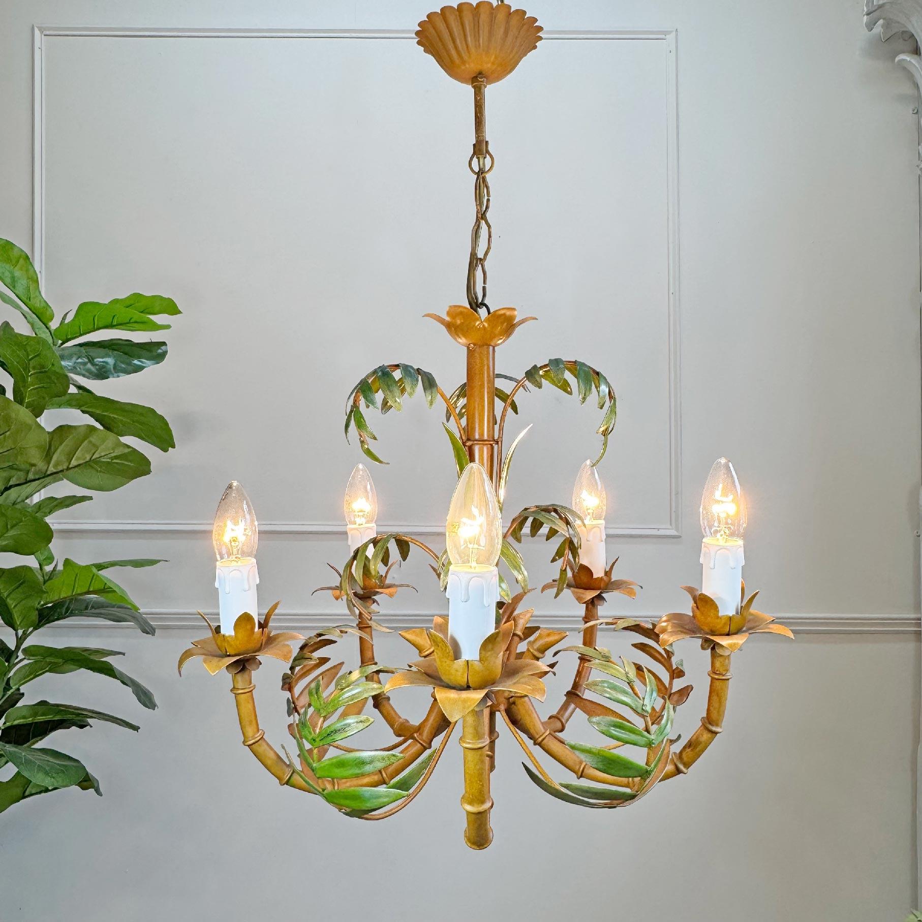 Lustre à tole en feuilles de palmier et faux bambou, 1960s
Magnifique lustre composé de fausses tiges de bambou peintes en polychromie et de frondes de feuilles de palmier.

Il y a 5 supports d'ampoules, petites ampoules à visser E14

Hauteur totale