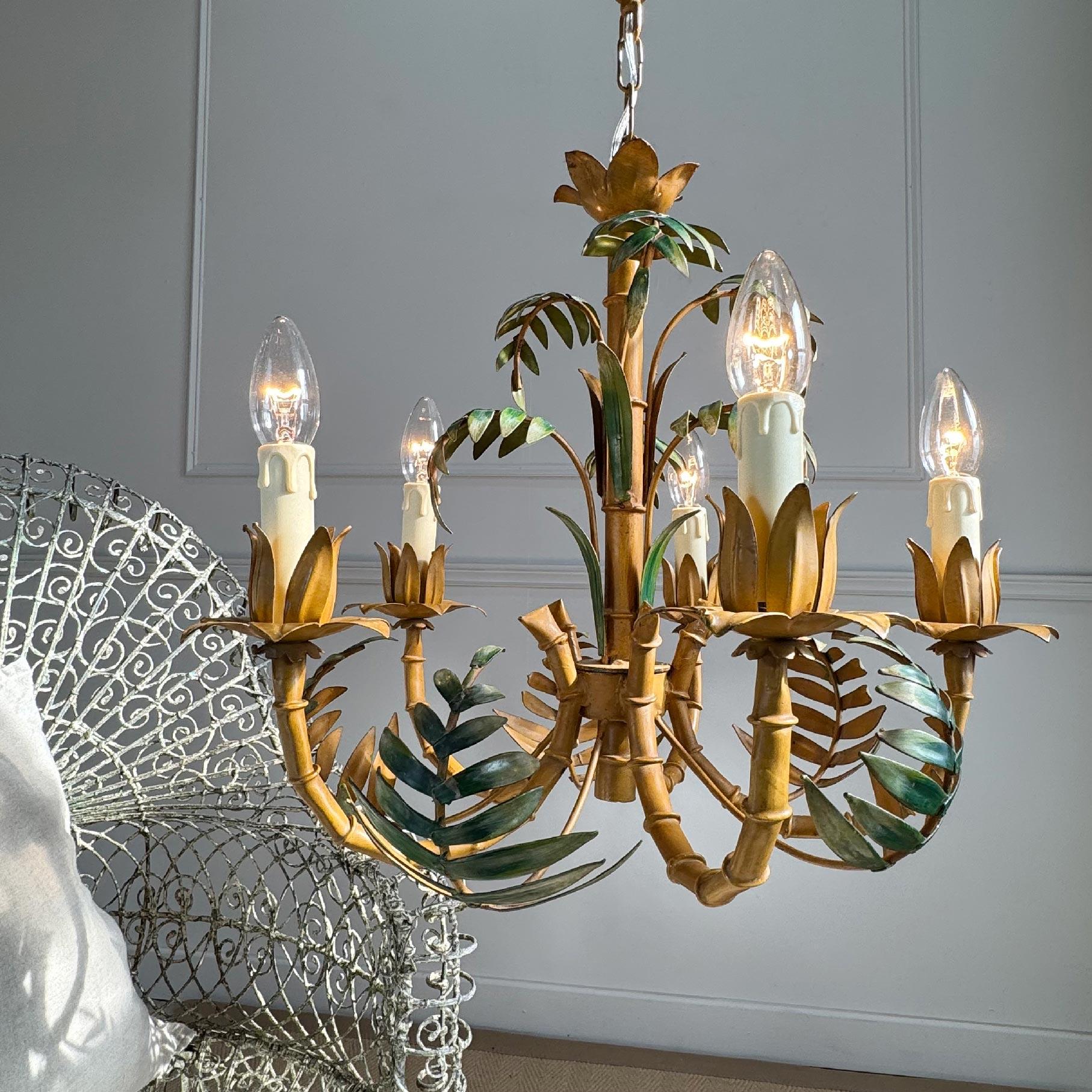 Lampadario a tole in foglie di palma e bambù finto, anni '60
Un bellissimo lampadario con steli di bambù finto dipinti in policromia e fronde di palma.

Ci sono 5 portalampada, lampadine E14 a vite piccole

Caduta totale 60 cm
Altezza della sola