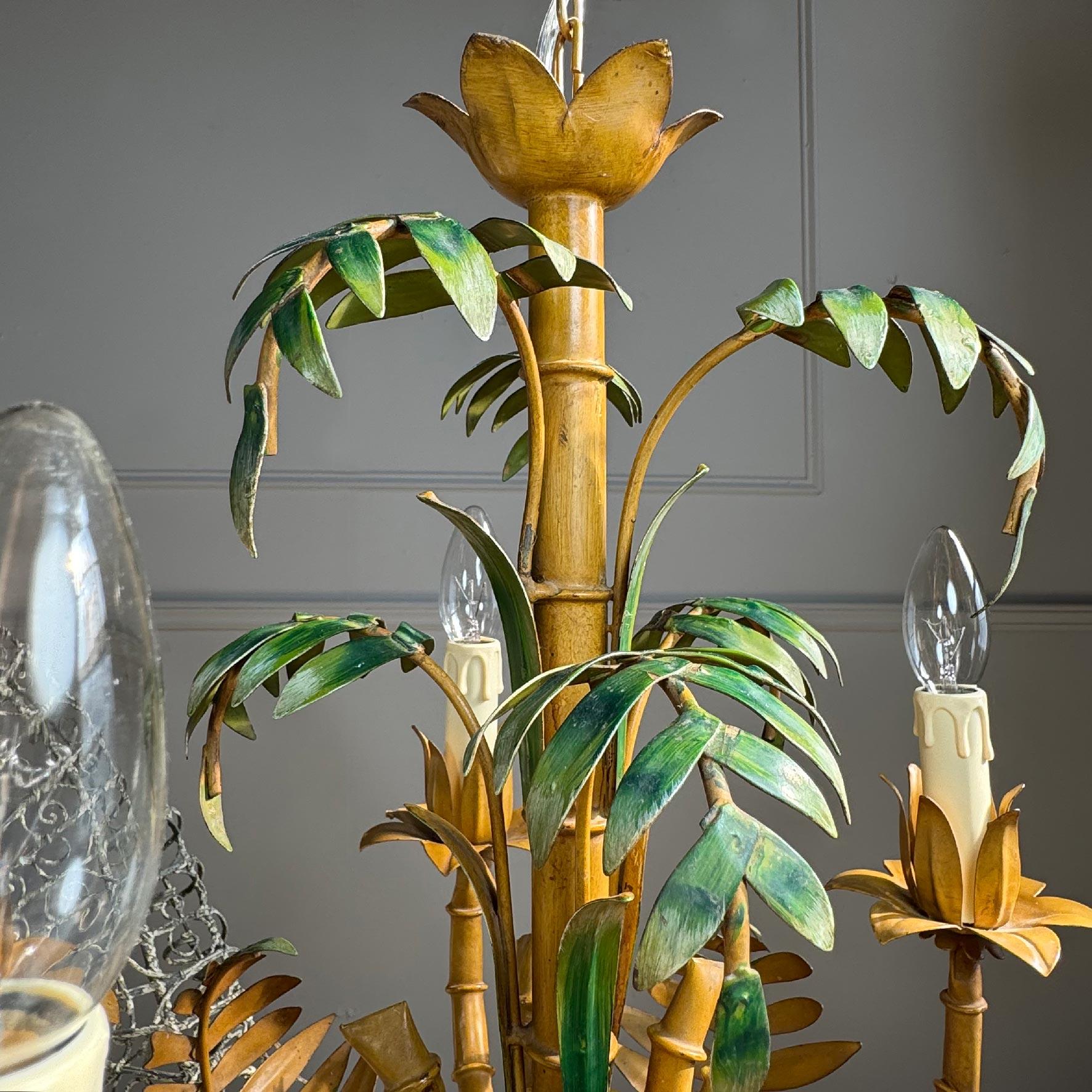 Lampadario in finto bambù con foglie di palma italiano anni '60 in vendita 1