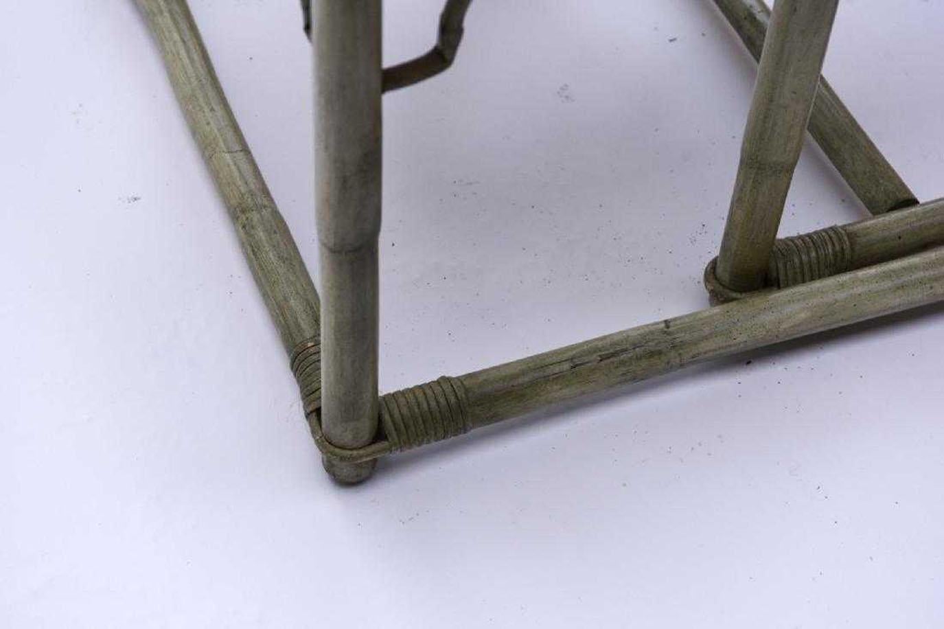 Table et chaises et tables d'appoint en faux bambou et rotin en vente 4