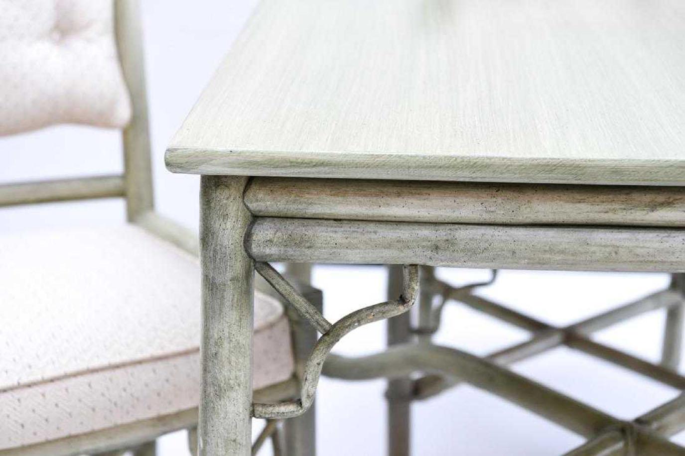 Américain Table et chaises et tables d'appoint en faux bambou et rotin en vente